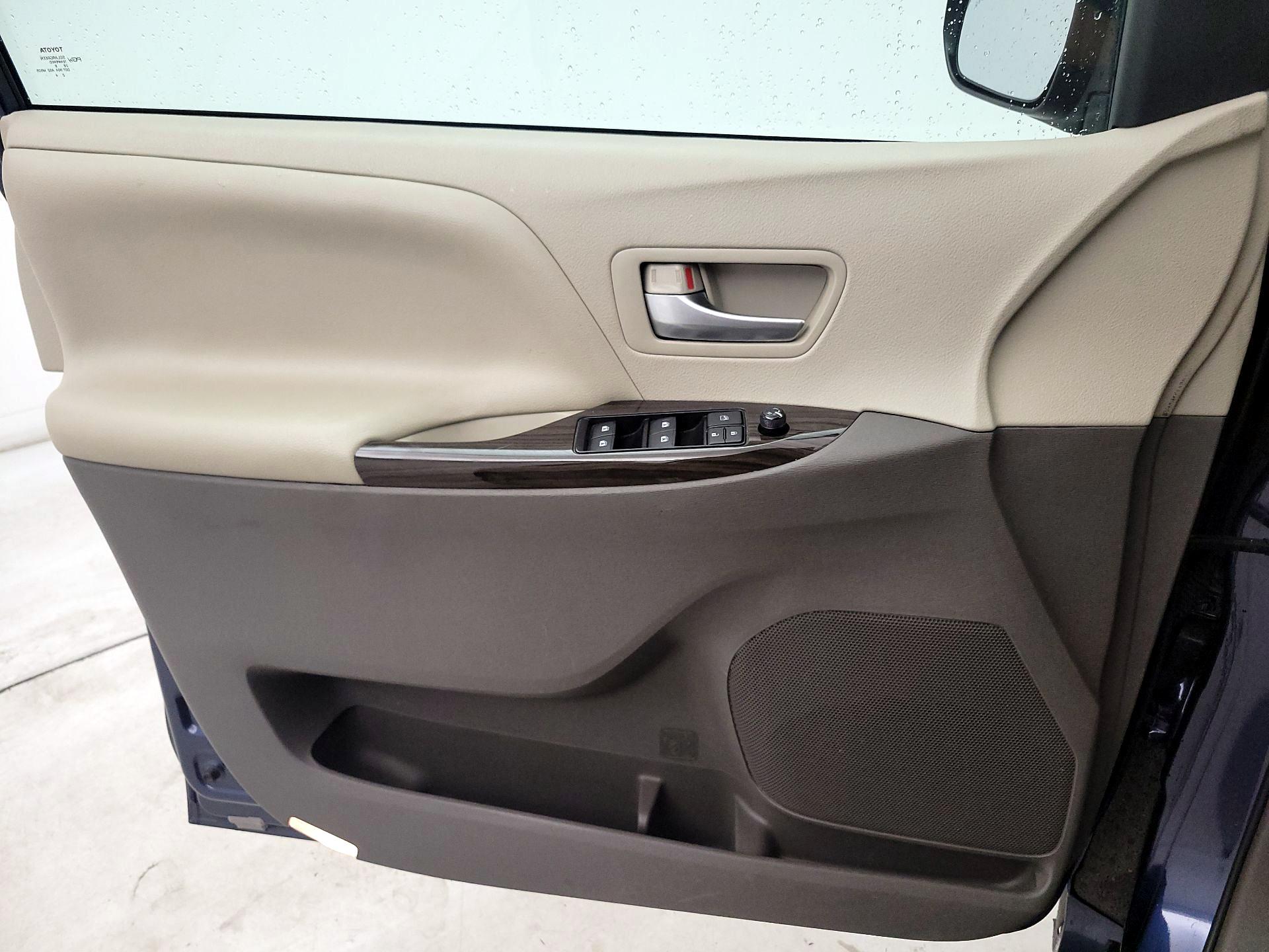Thumbnail: 2018 Toyota Sienna - 10