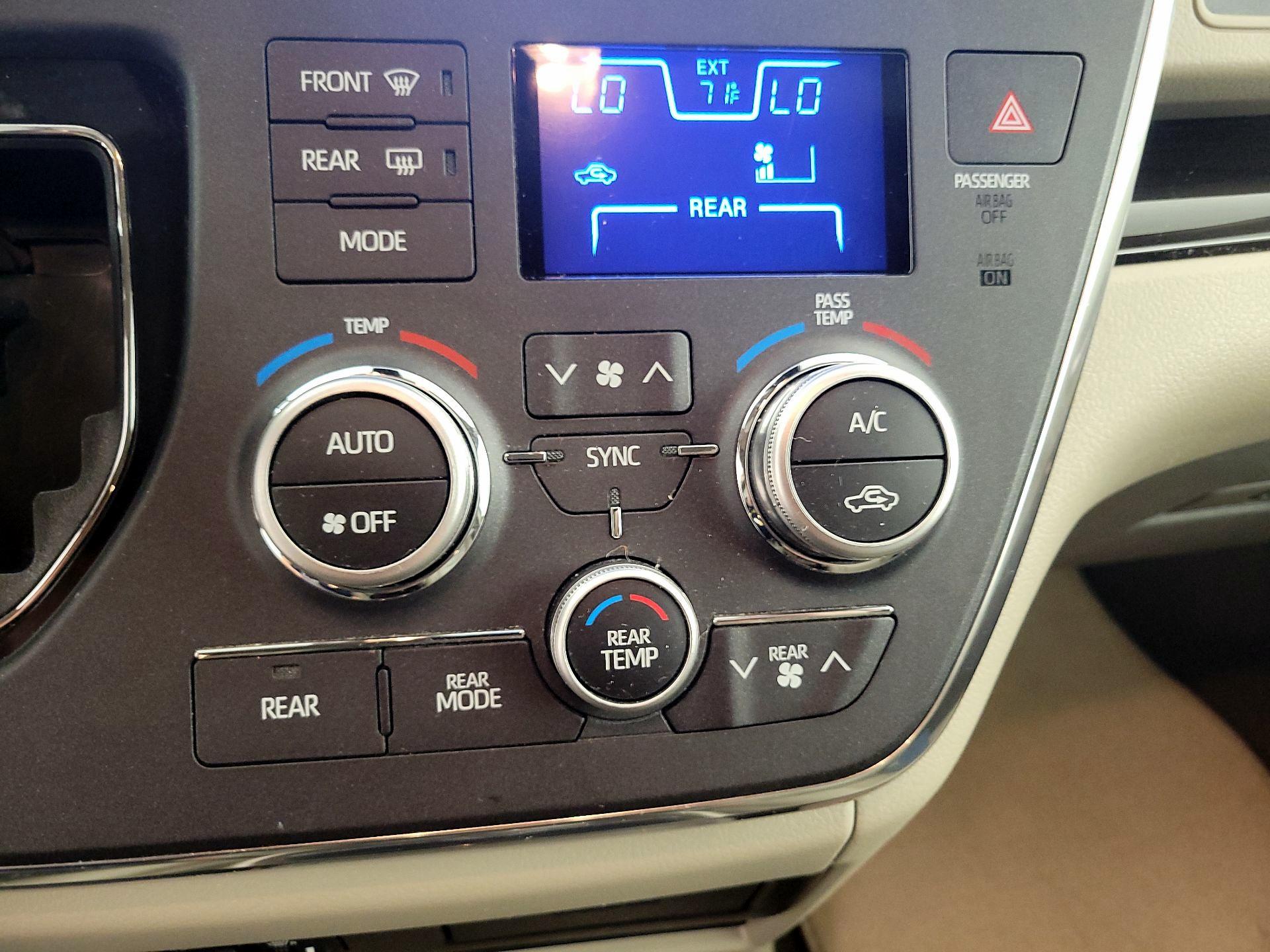 Thumbnail: 2018 Toyota Sienna - 14