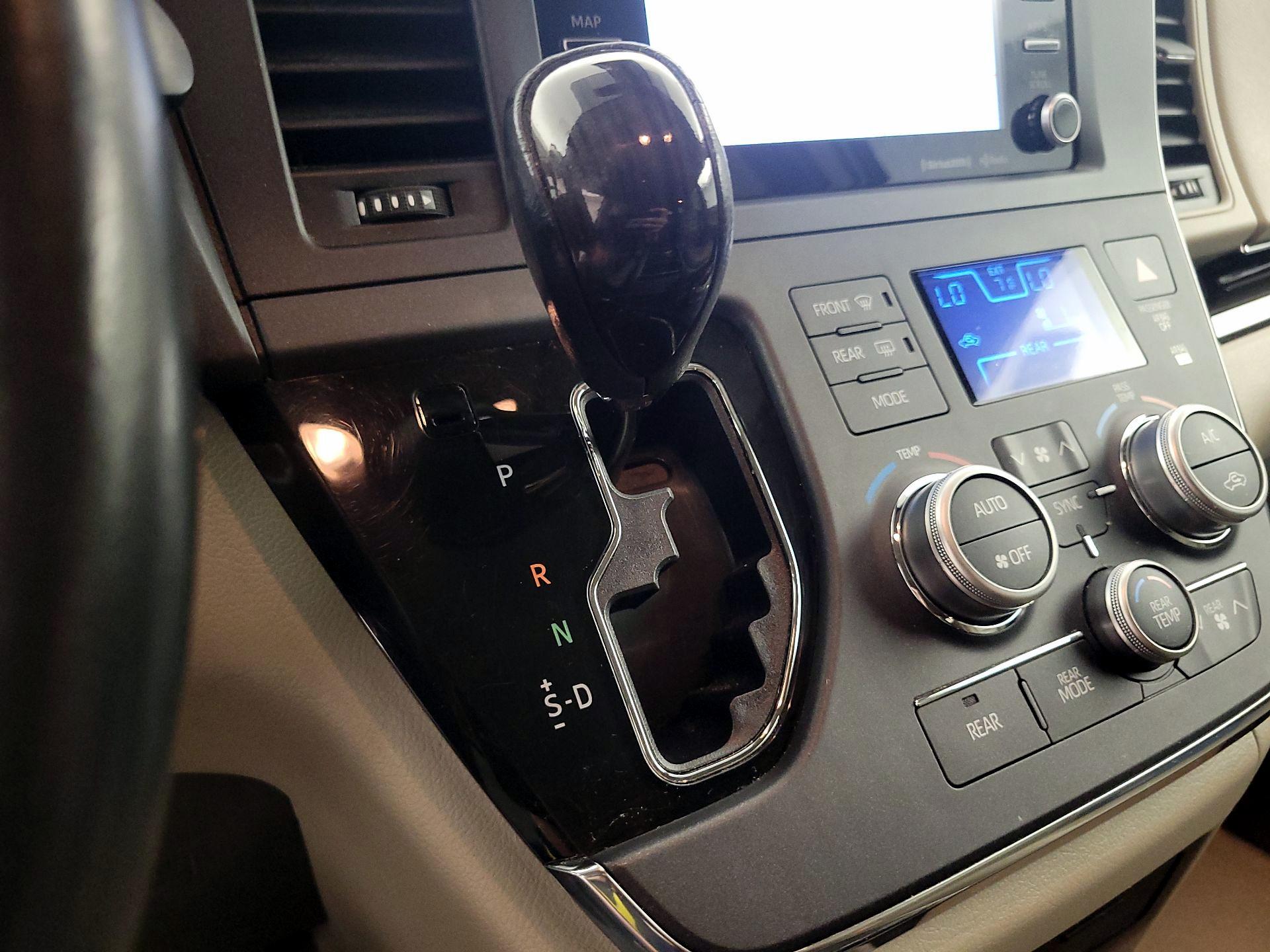 Thumbnail: 2018 Toyota Sienna - 15