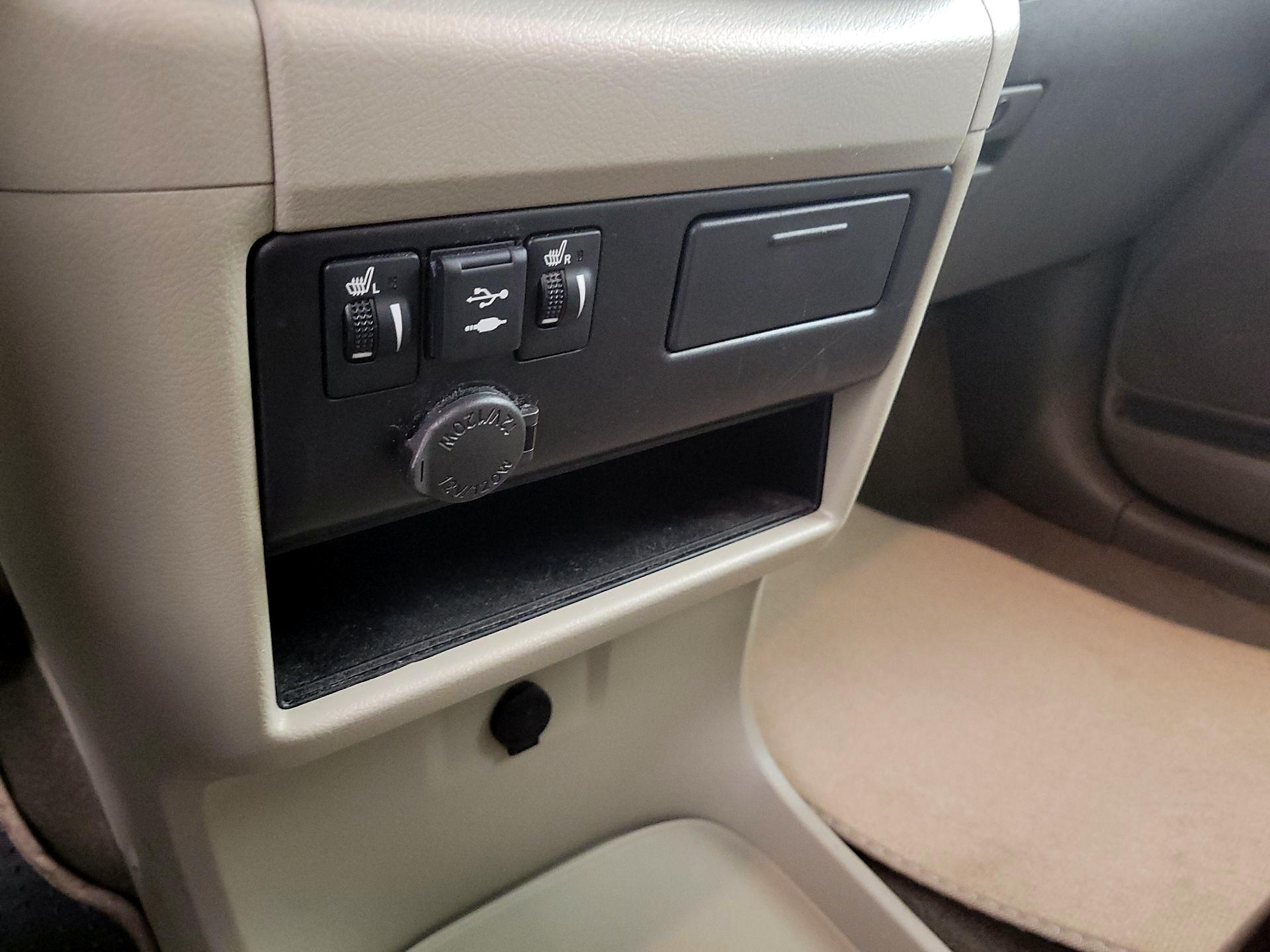 Thumbnail: 2018 Toyota Sienna - 16