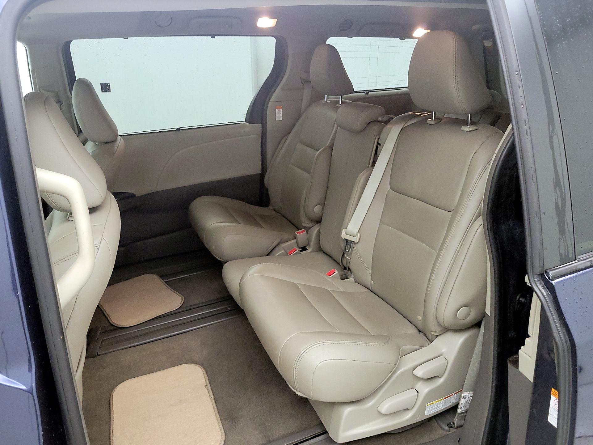 Thumbnail: 2018 Toyota Sienna - 18