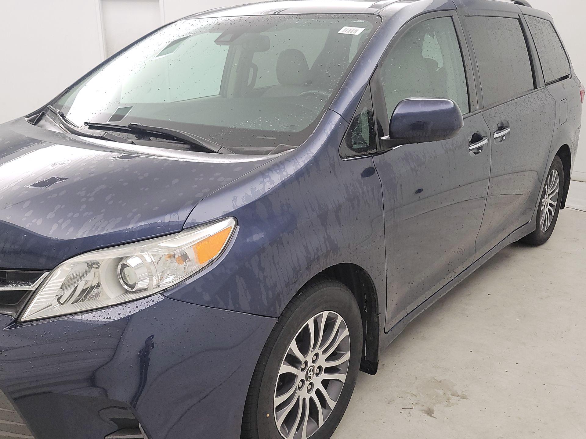 Thumbnail: 2018 Toyota Sienna - 3