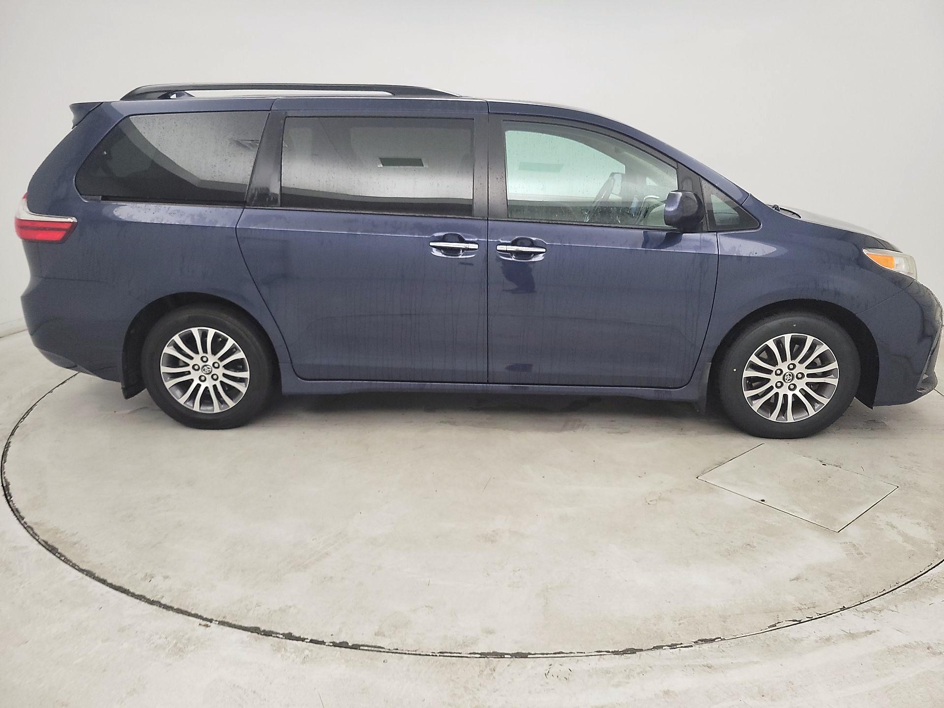 Thumbnail: 2018 Toyota Sienna - 4