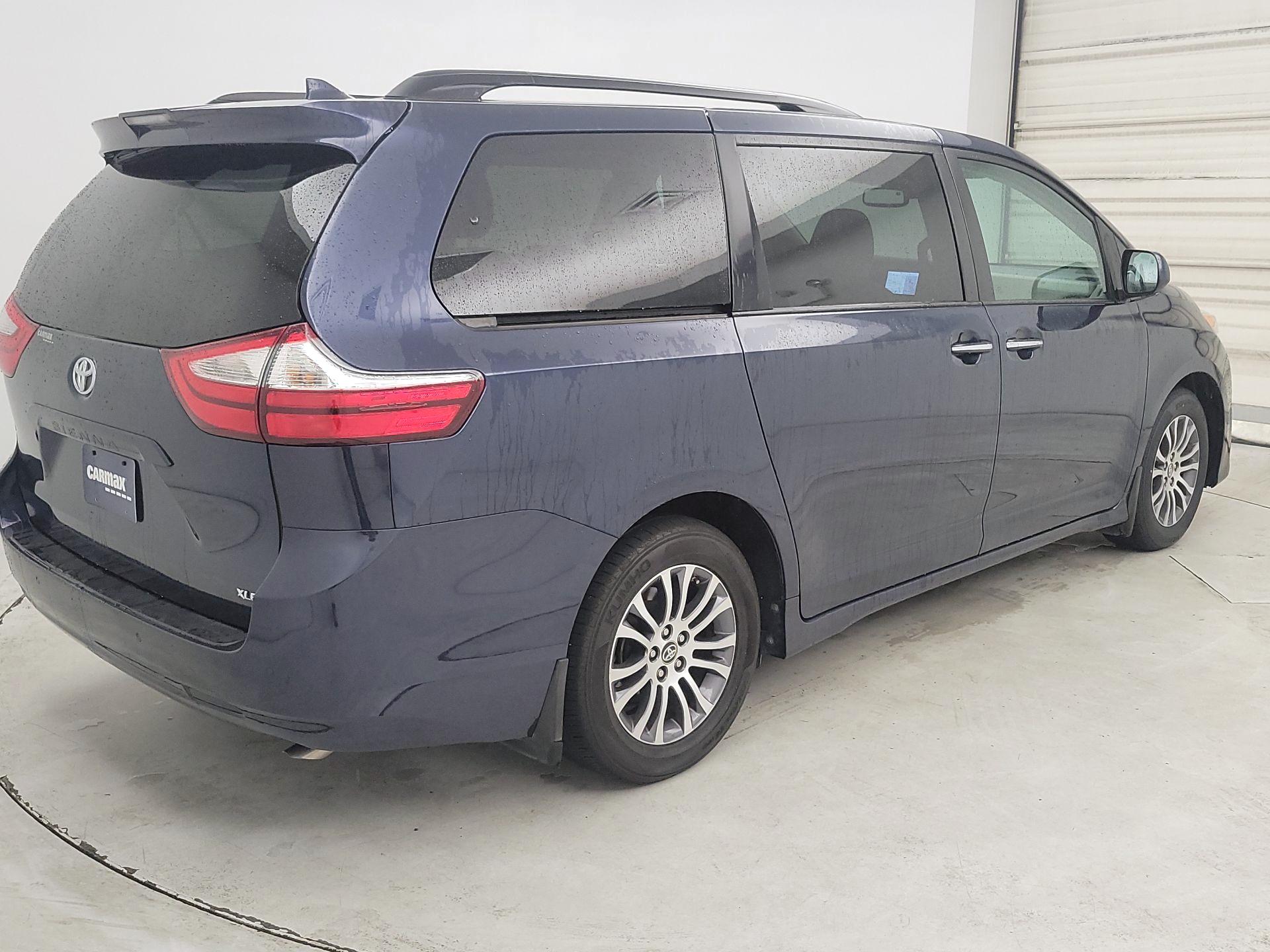 Thumbnail: 2018 Toyota Sienna - 5