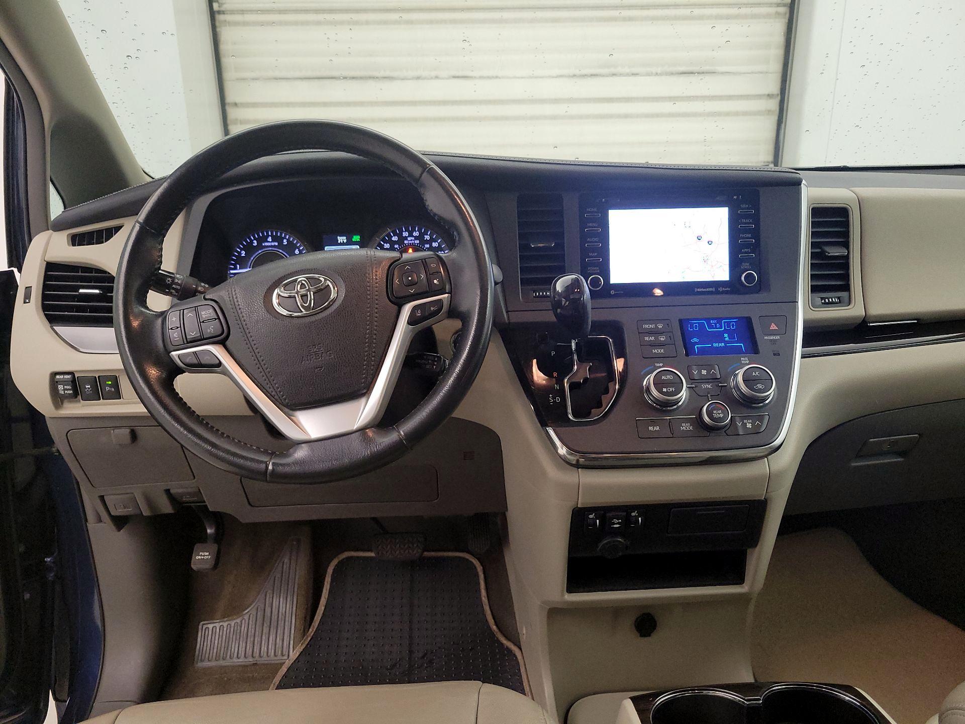 Thumbnail: 2018 Toyota Sienna - 8