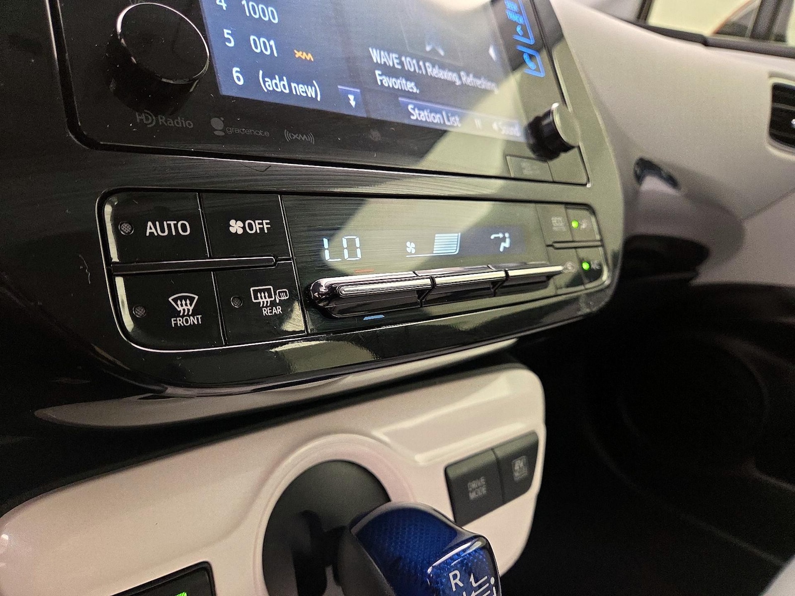 2018 Toyota Prius Three - Photo 17
