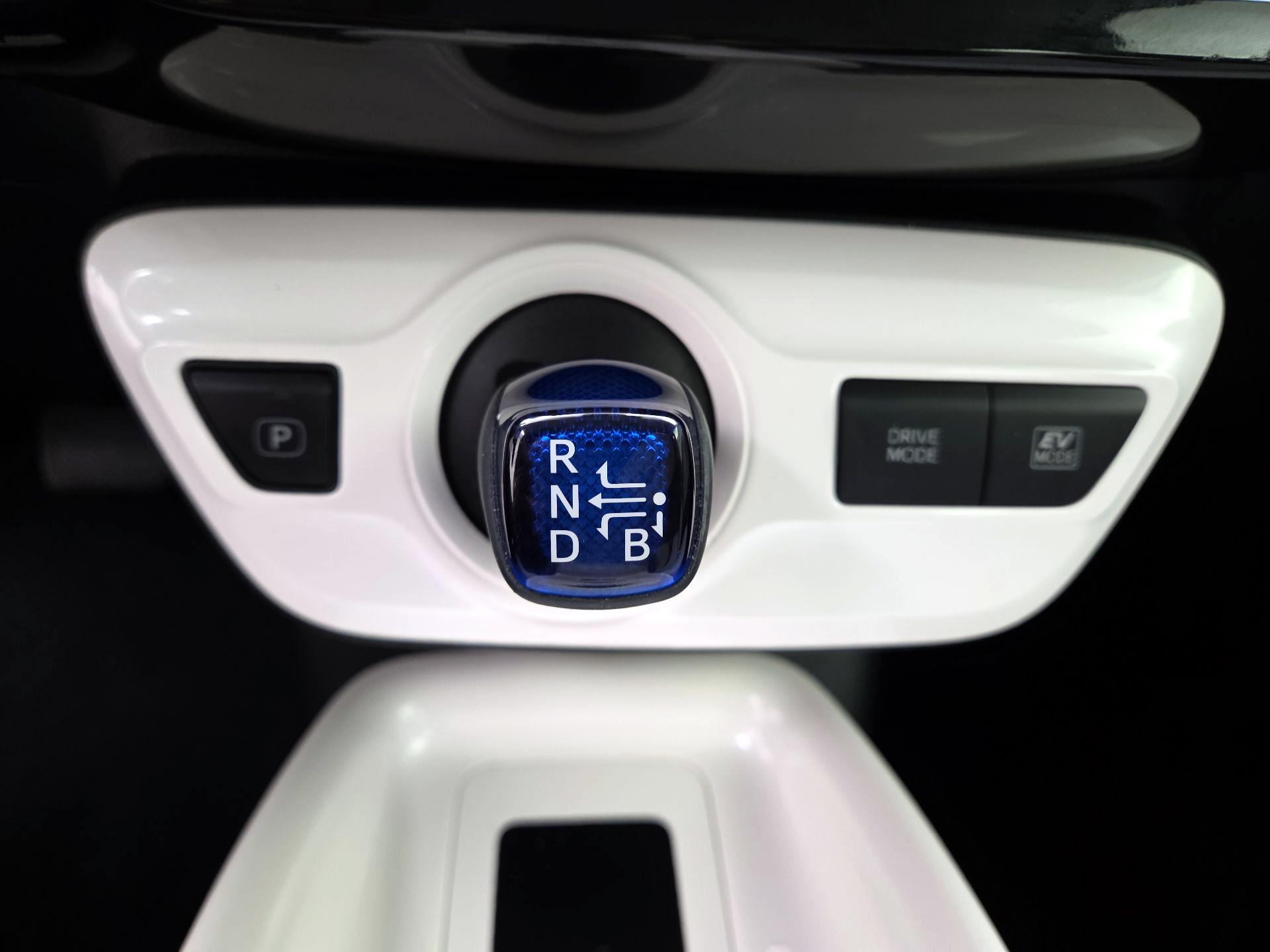 Thumbnail: 2018 Toyota Prius - 17