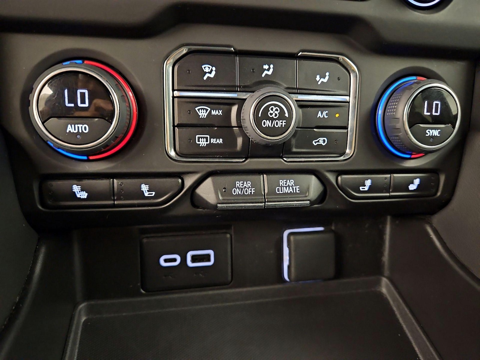 2023 Chevrolet Suburban RST - Photo 8