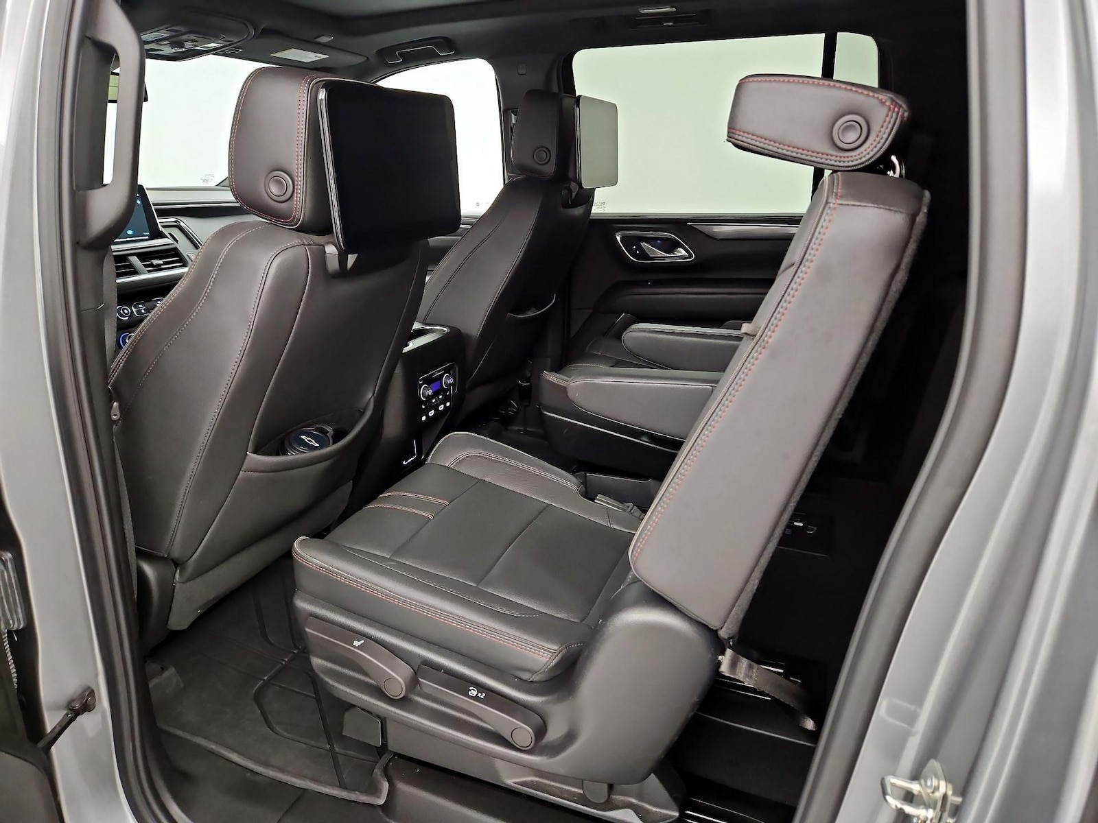 2023 Chevrolet Suburban RST - Photo 12