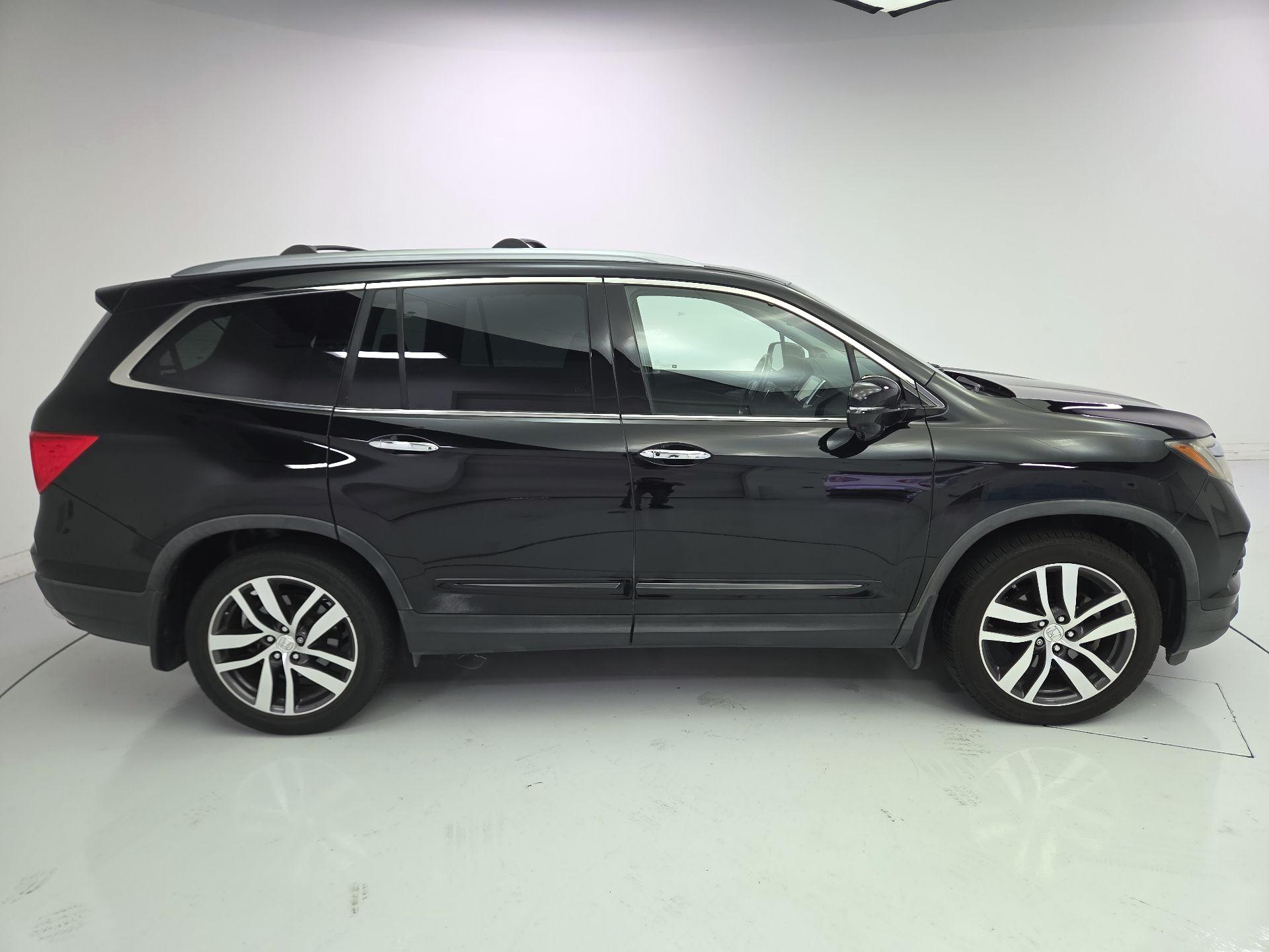 Thumbnail: 2017 Honda Pilot - 4