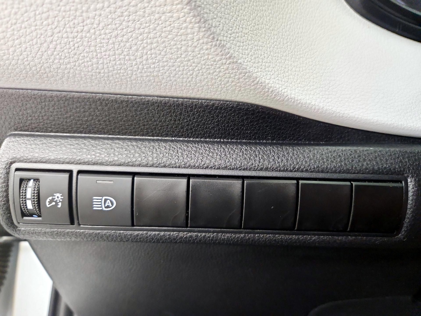 2025 Toyota Corolla SE - Photo 14