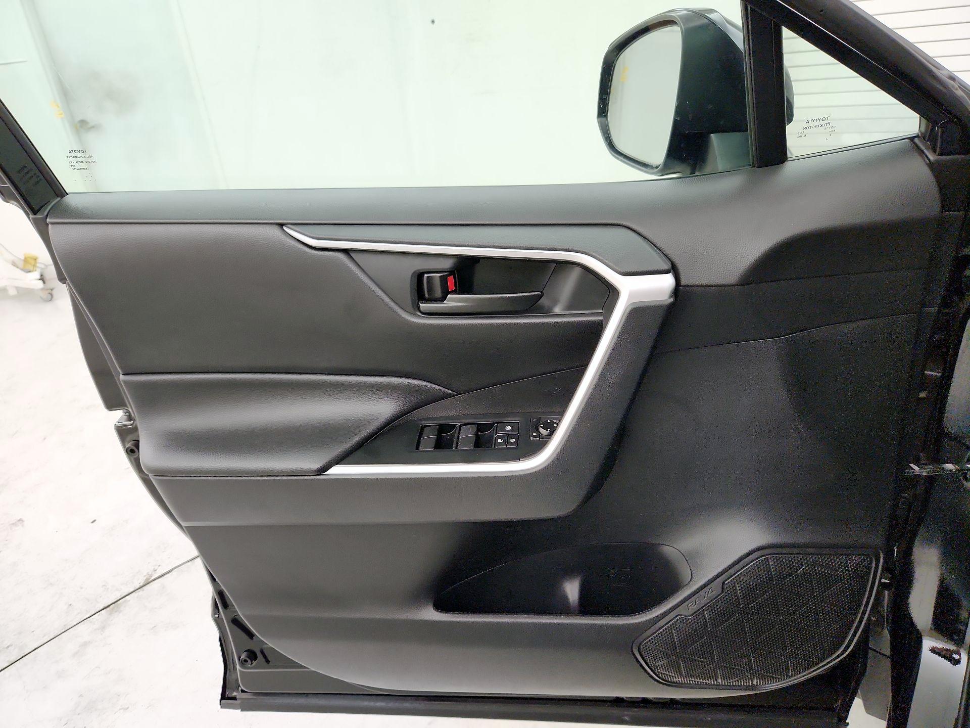 Thumbnail: 2021 Toyota RAV4 - 12