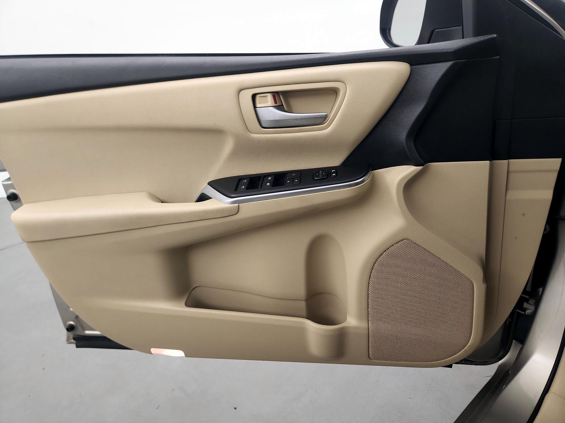 Thumbnail: 2015 Toyota Camry - 12