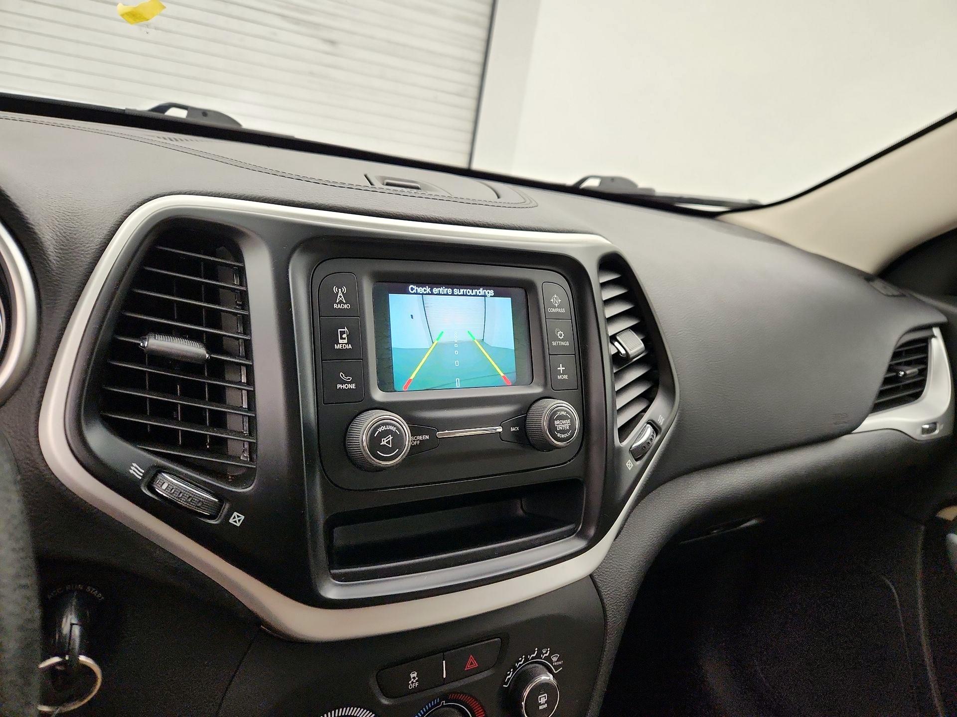 Thumbnail: 2017 Jeep Cherokee - 14