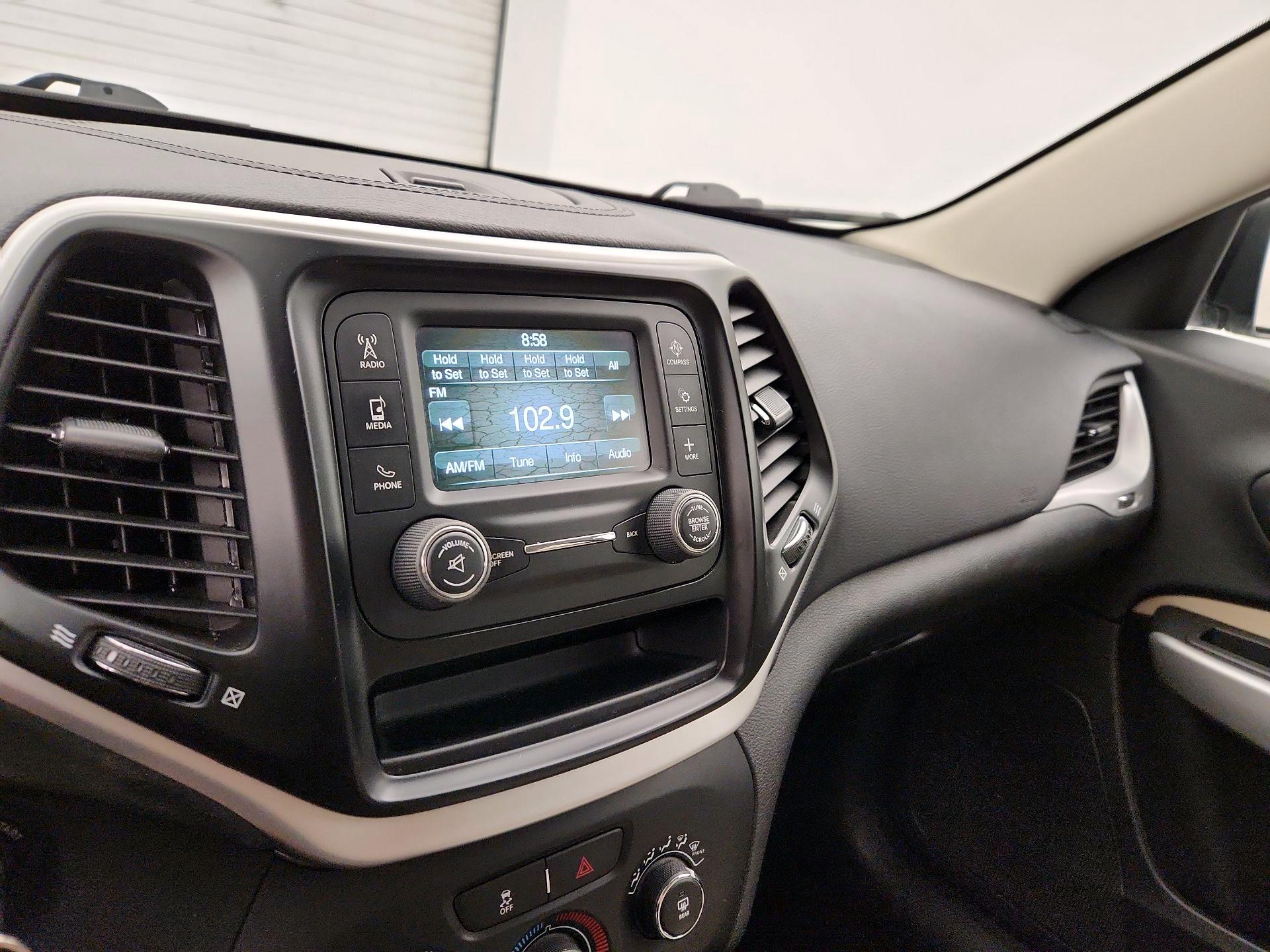 Thumbnail: 2017 Jeep Cherokee - 15