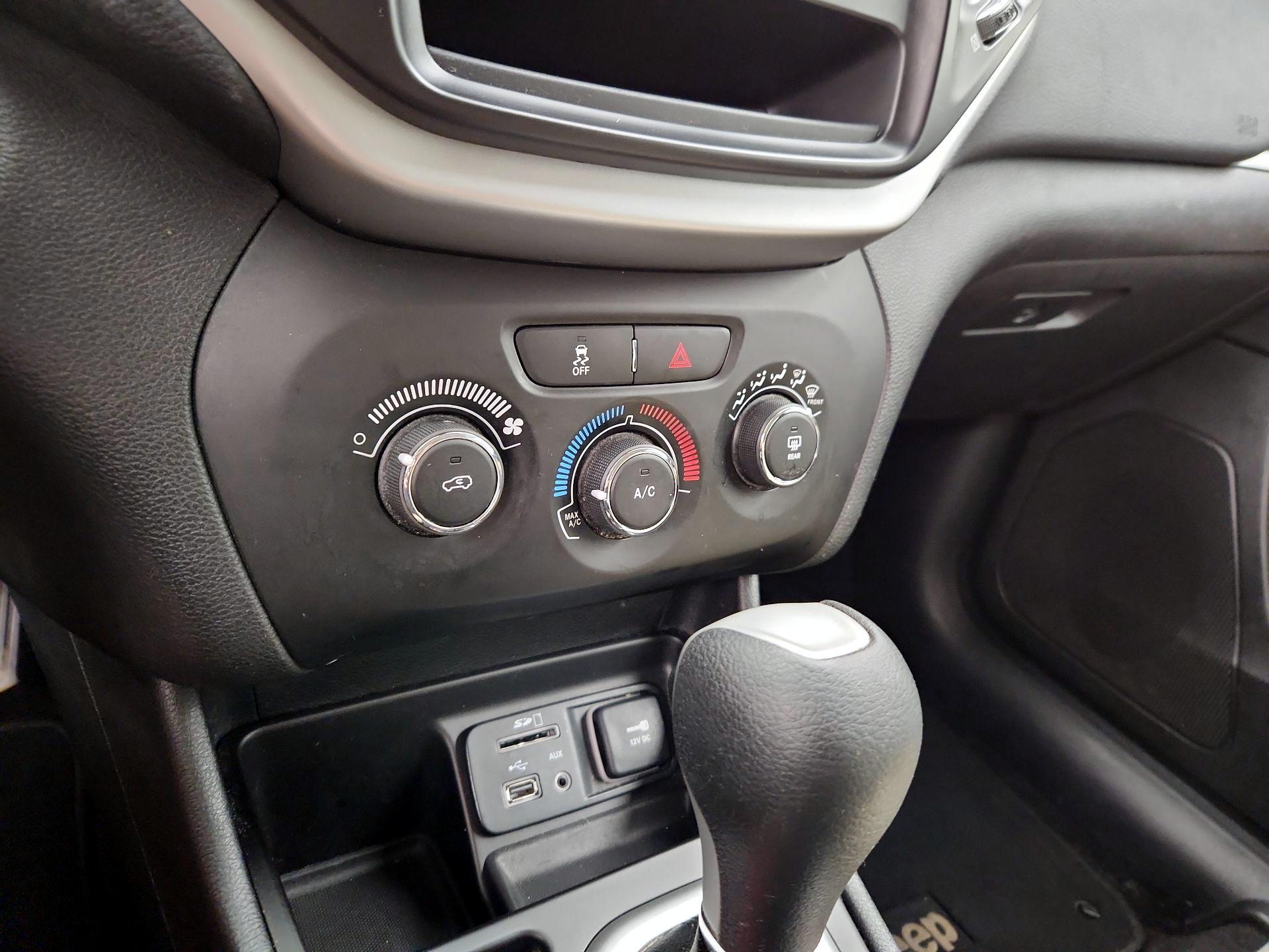 Thumbnail: 2017 Jeep Cherokee - 16