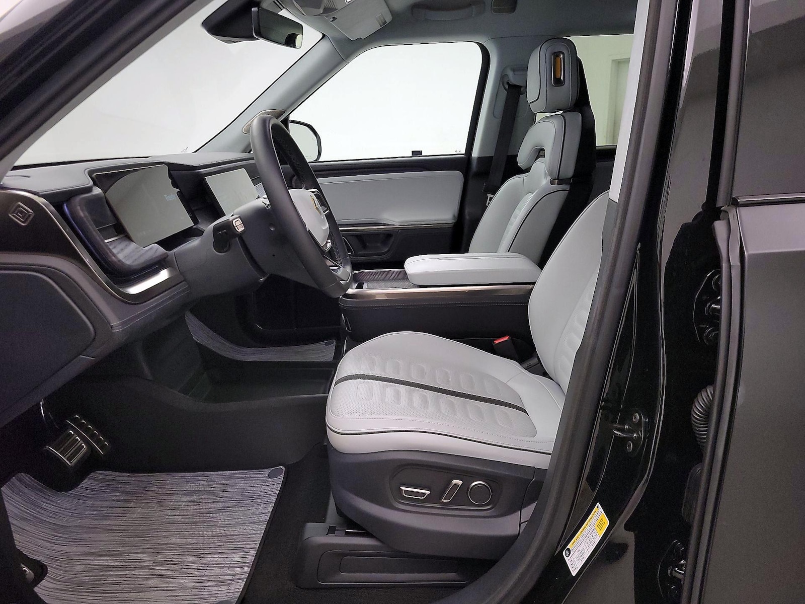2024 Rivian R1S Adventure - Photo 12