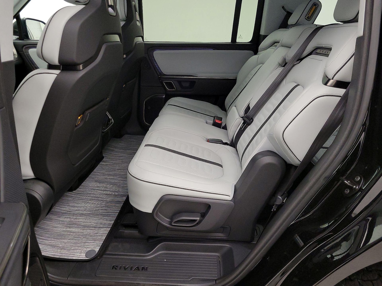 2024 Rivian R1S Adventure - Photo 19
