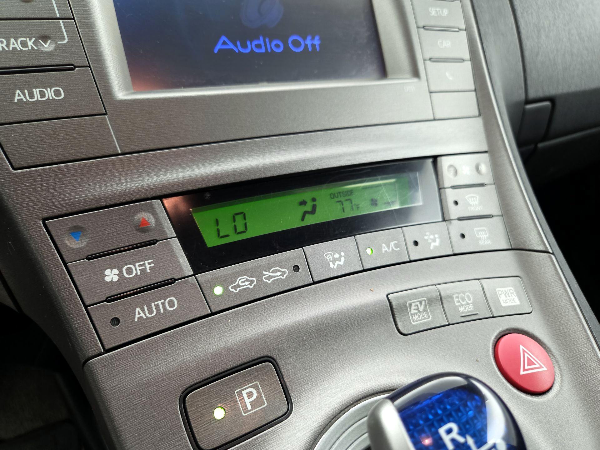 Thumbnail: 2015 Toyota Prius - 16