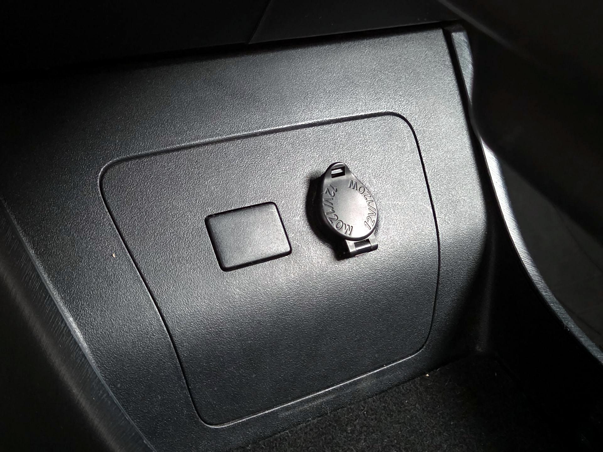 Thumbnail: 2015 Toyota Prius - 18
