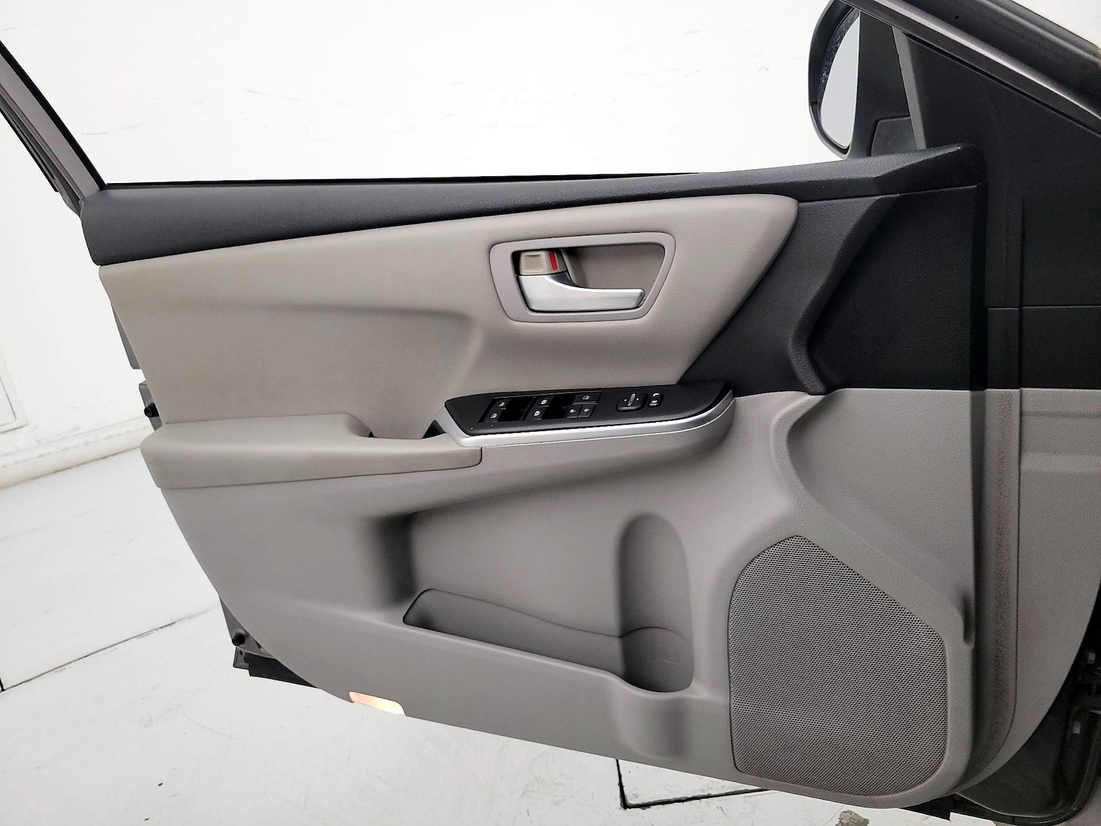 2015 Toyota Camry SE - Photo 13