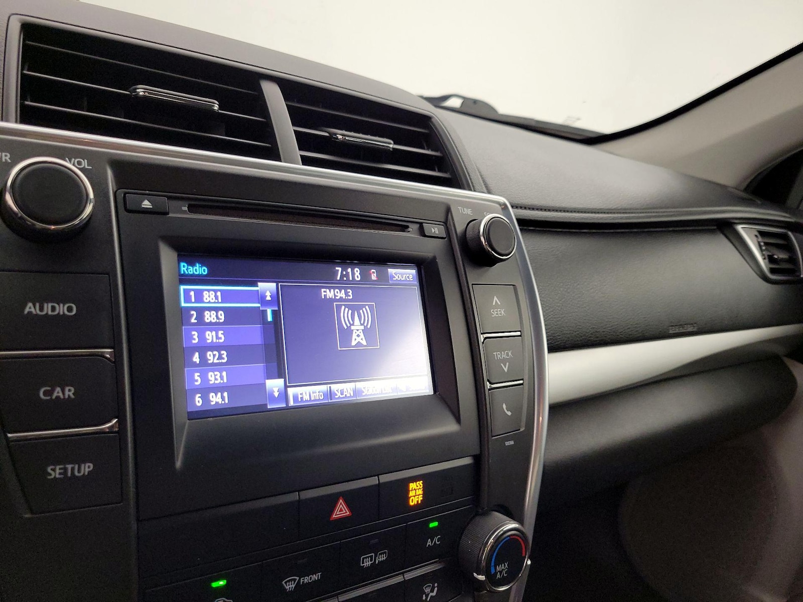 2015 Toyota Camry SE - Photo 16