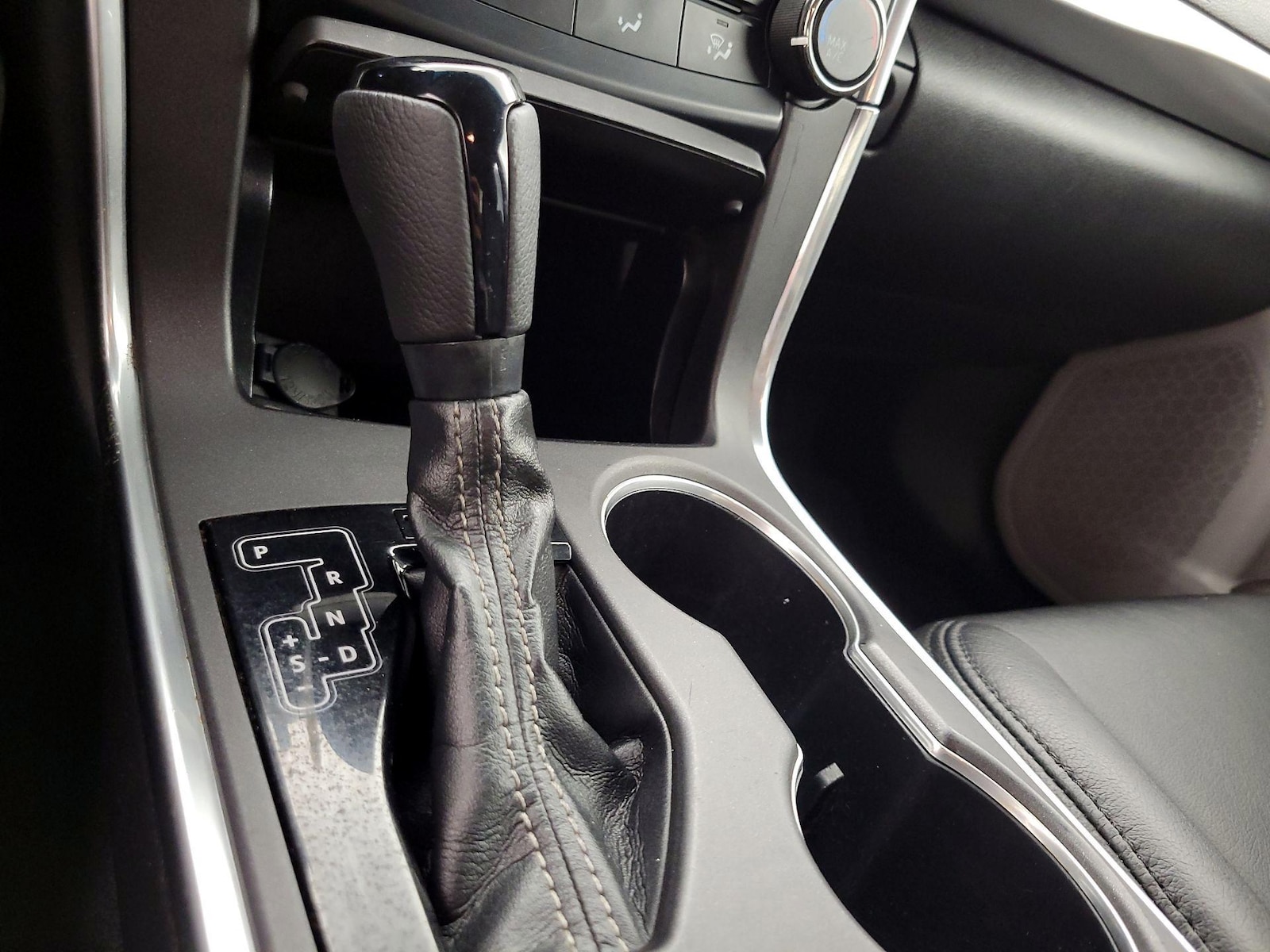 2015 Toyota Camry SE - Photo 18