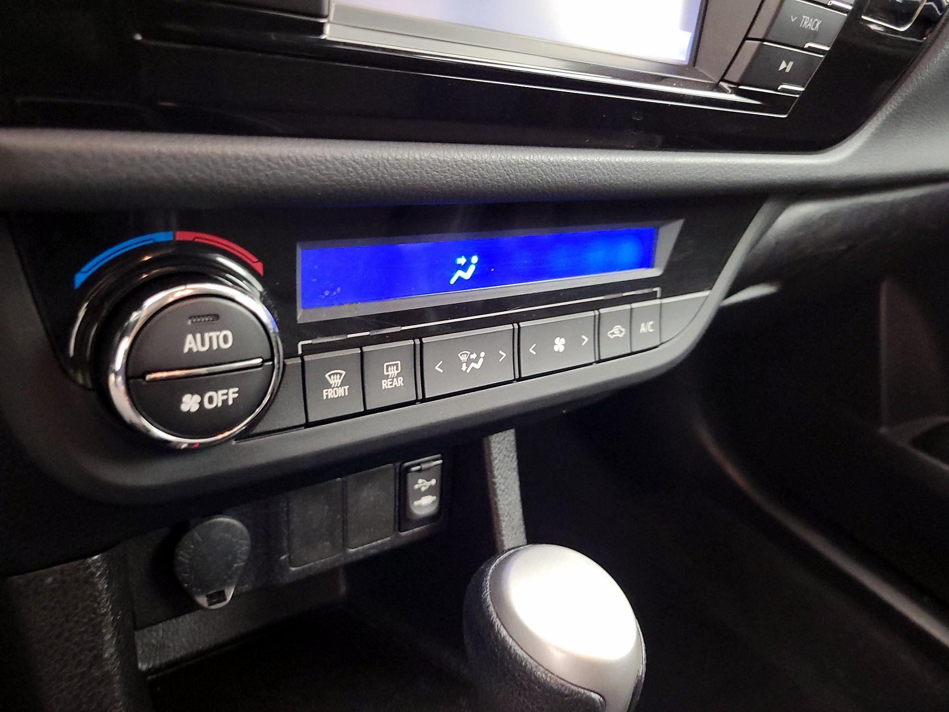 Thumbnail: 2015 Toyota Corolla - 16