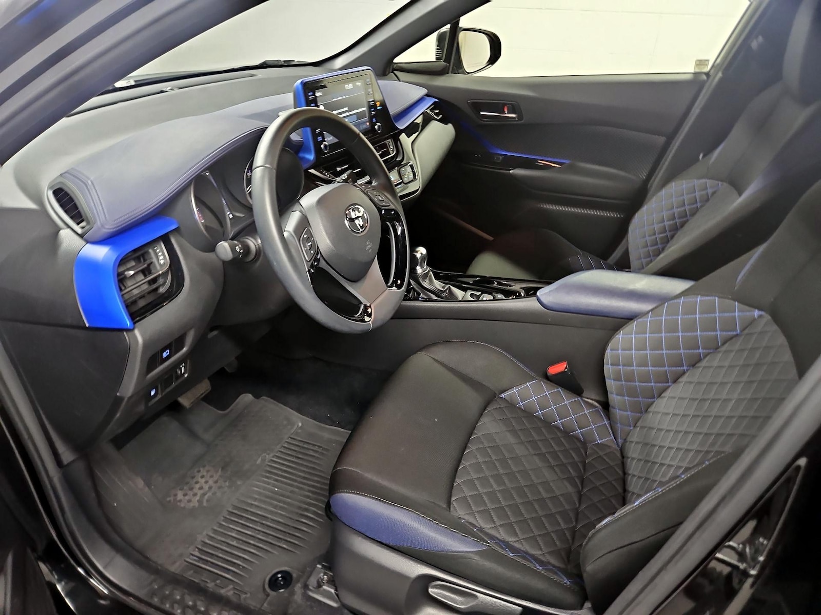 2021 Toyota C-HR XLE - Photo 12