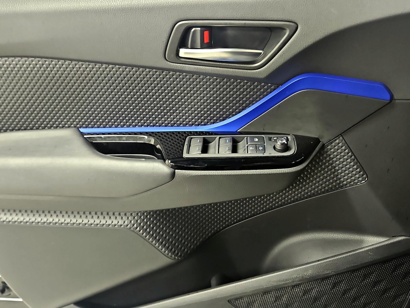 2021 Toyota C-HR XLE - Photo 13
