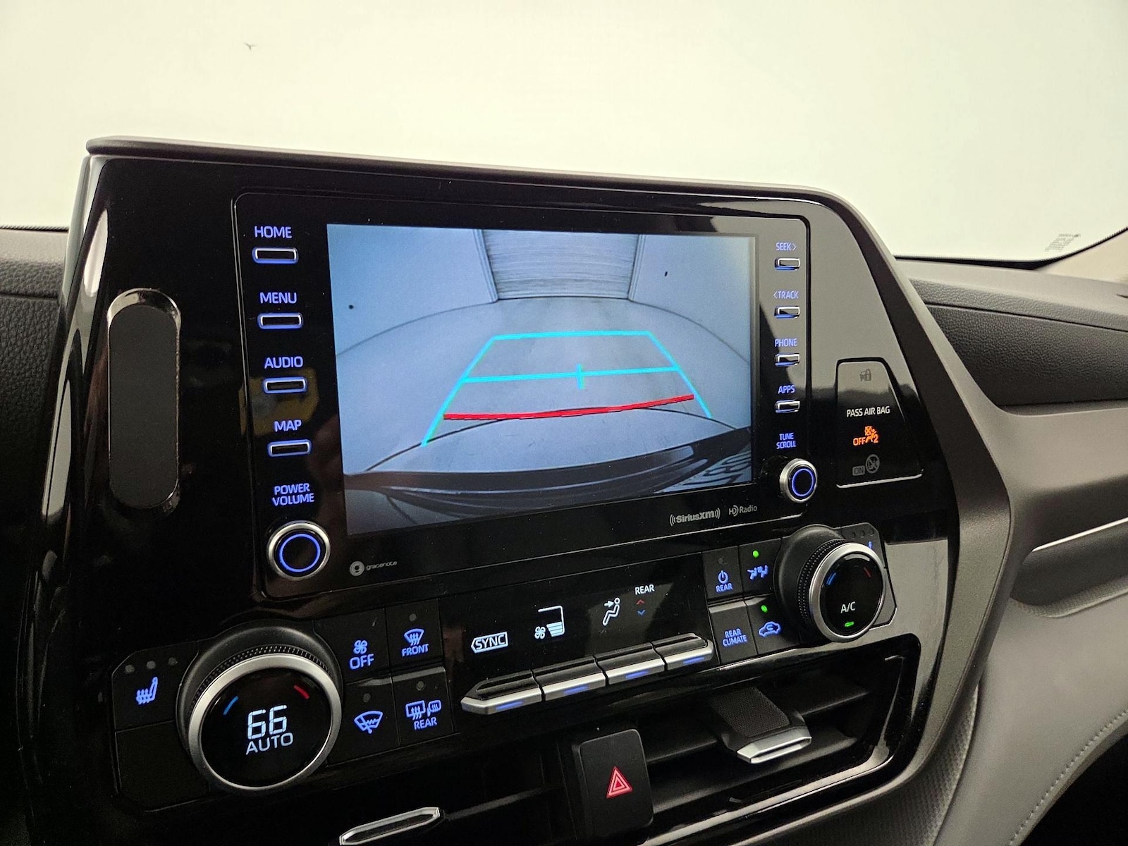 2021 Toyota Highlander XLE - Photo 16