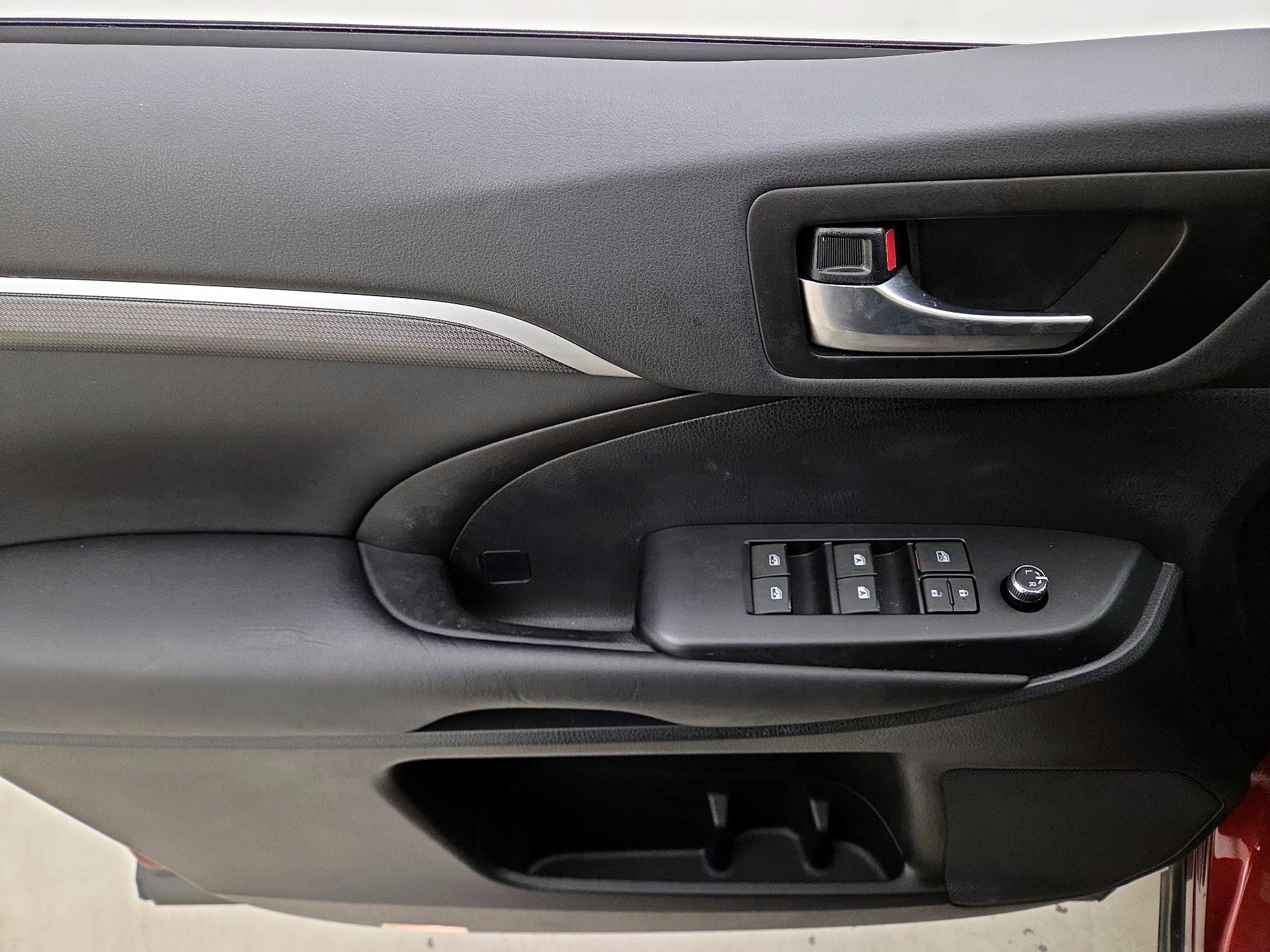 Thumbnail: 2019 Toyota Highlander - 12