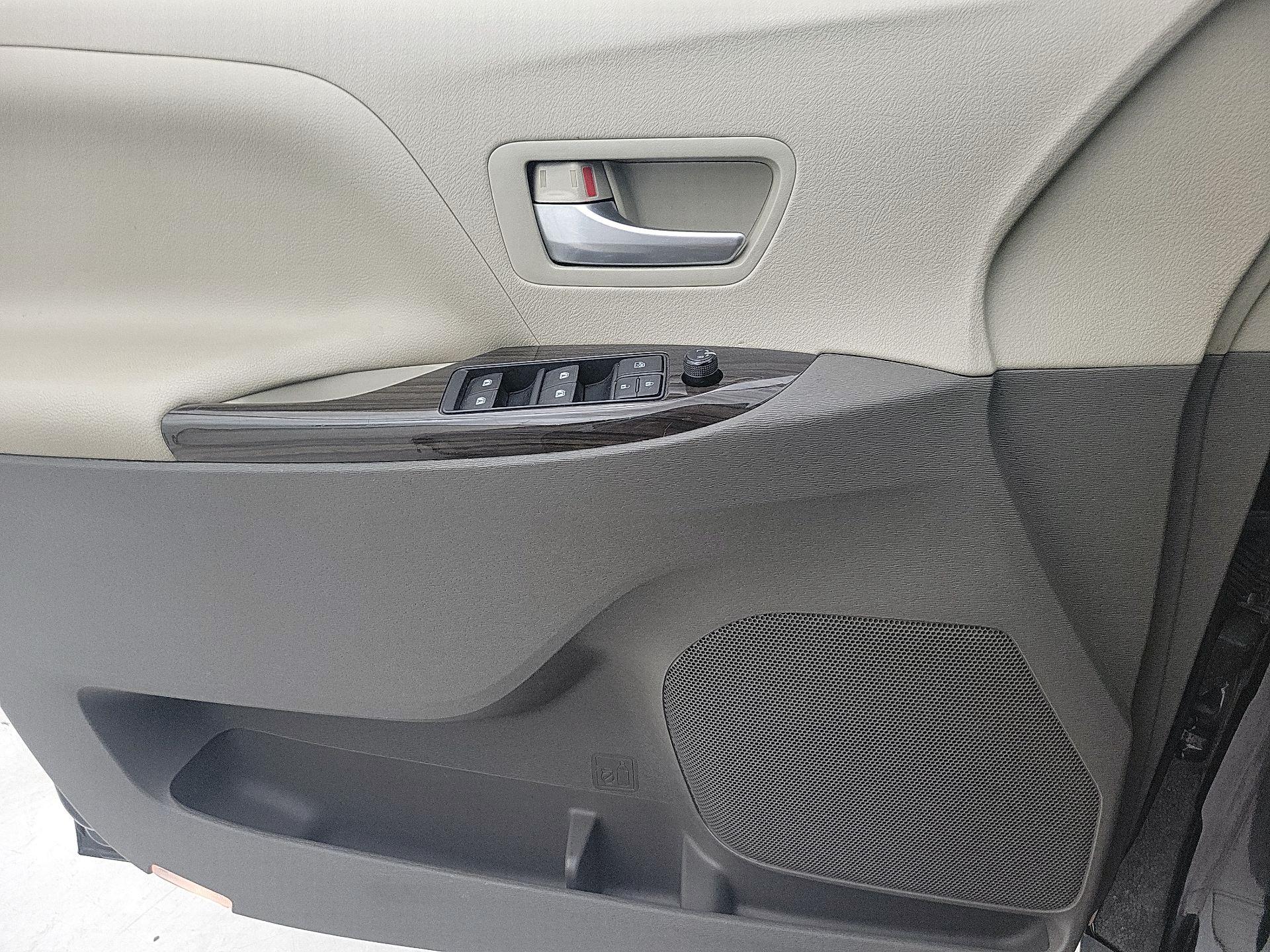 Thumbnail: 2015 Toyota Sienna - 12