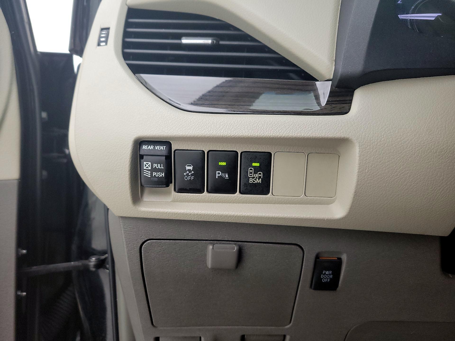 Thumbnail: 2015 Toyota Sienna - 13