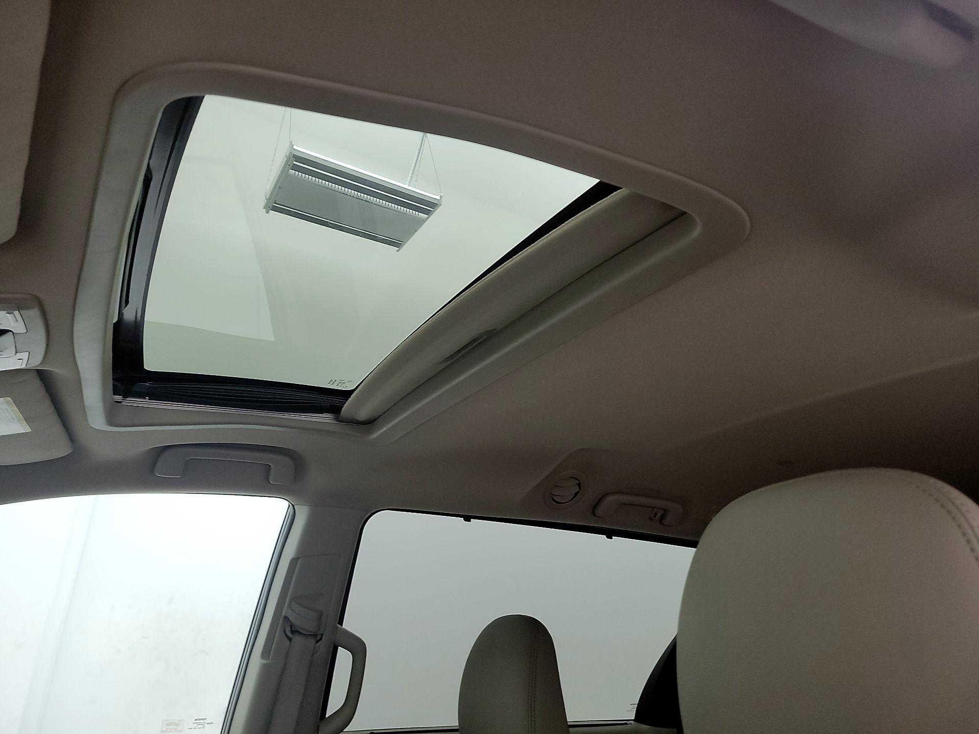 Thumbnail: 2015 Toyota Sienna - 18