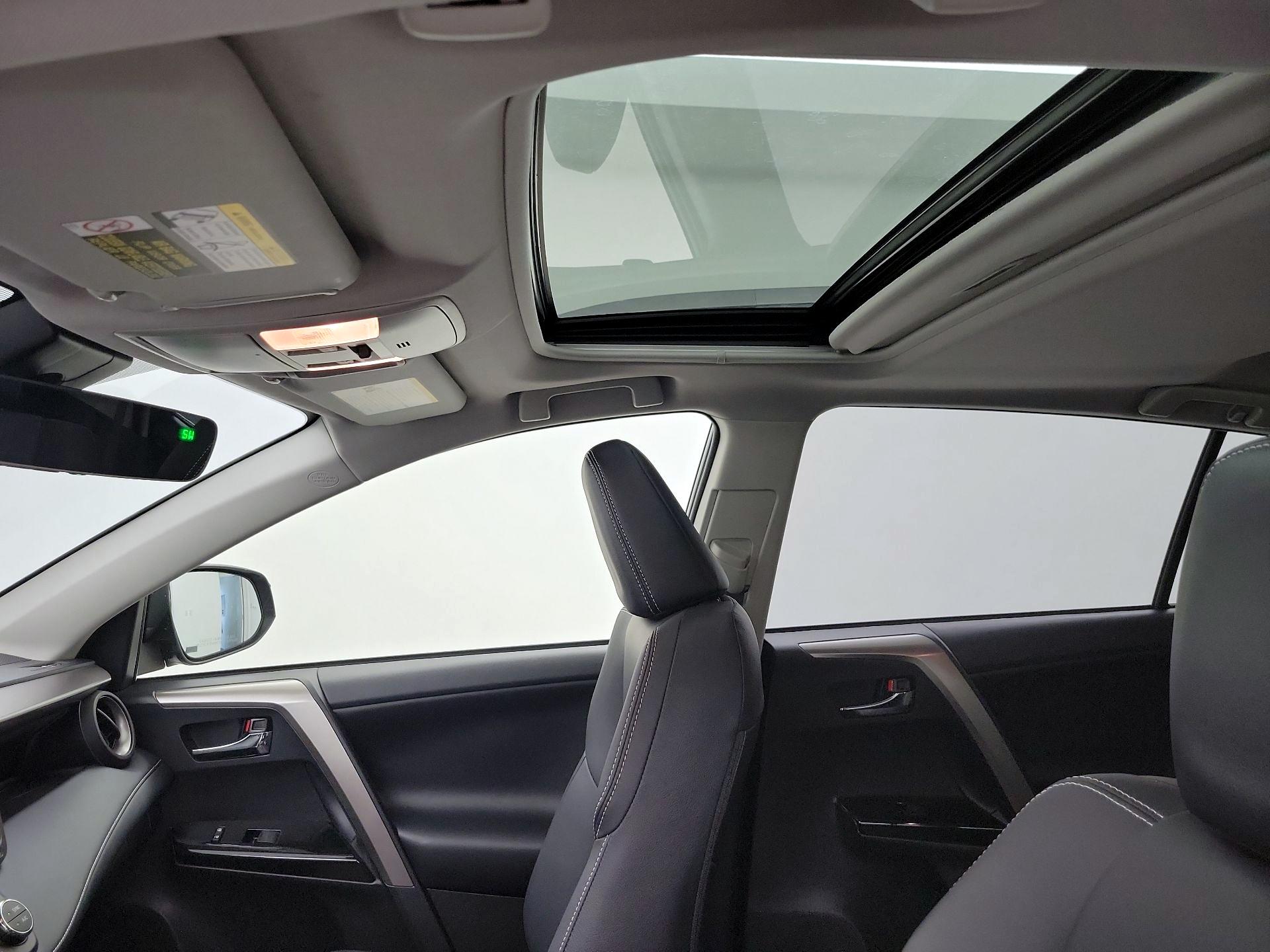 Thumbnail: 2018 Toyota RAV4 - 19