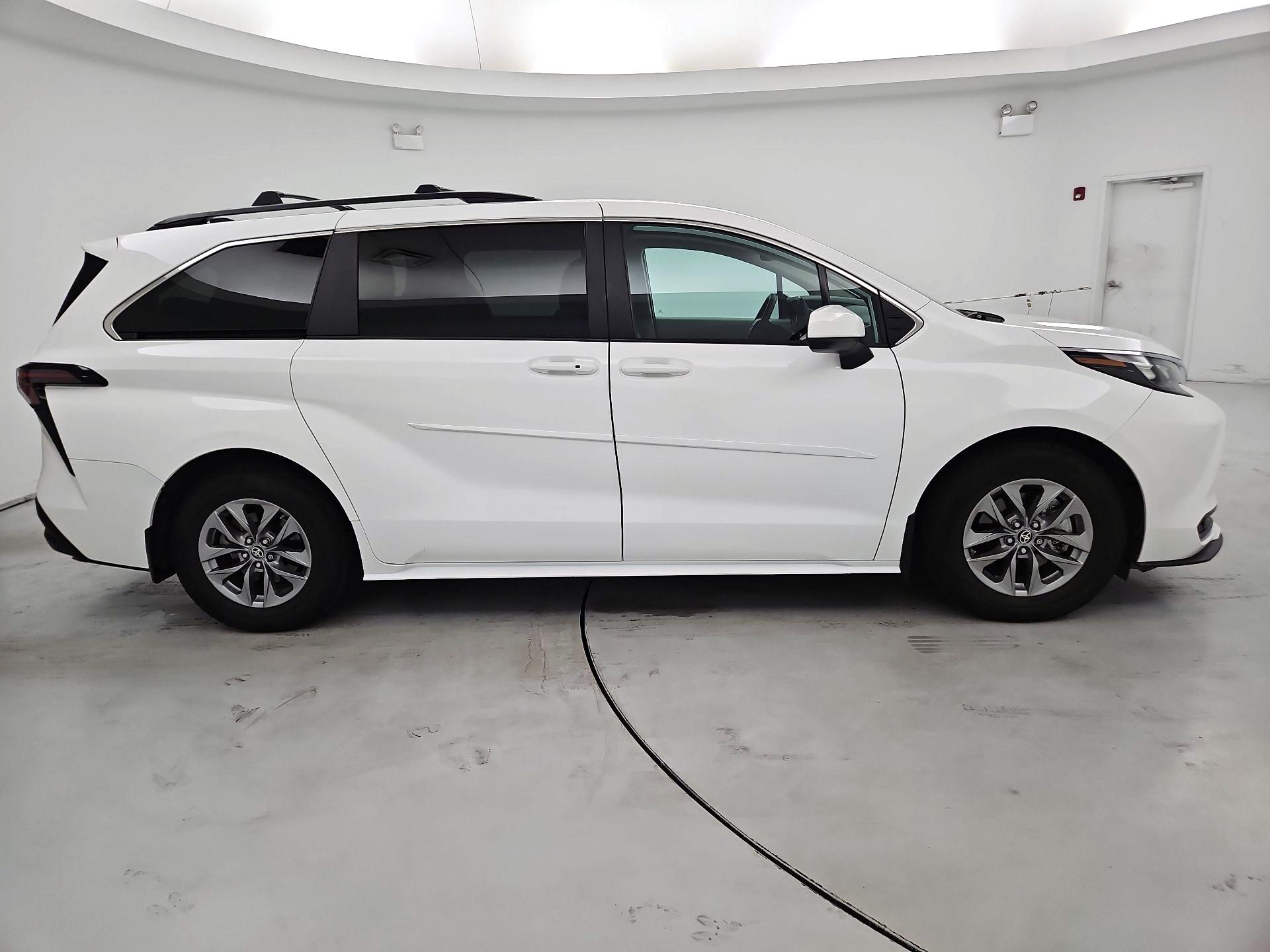 Thumbnail: 2024 Toyota Sienna - 4