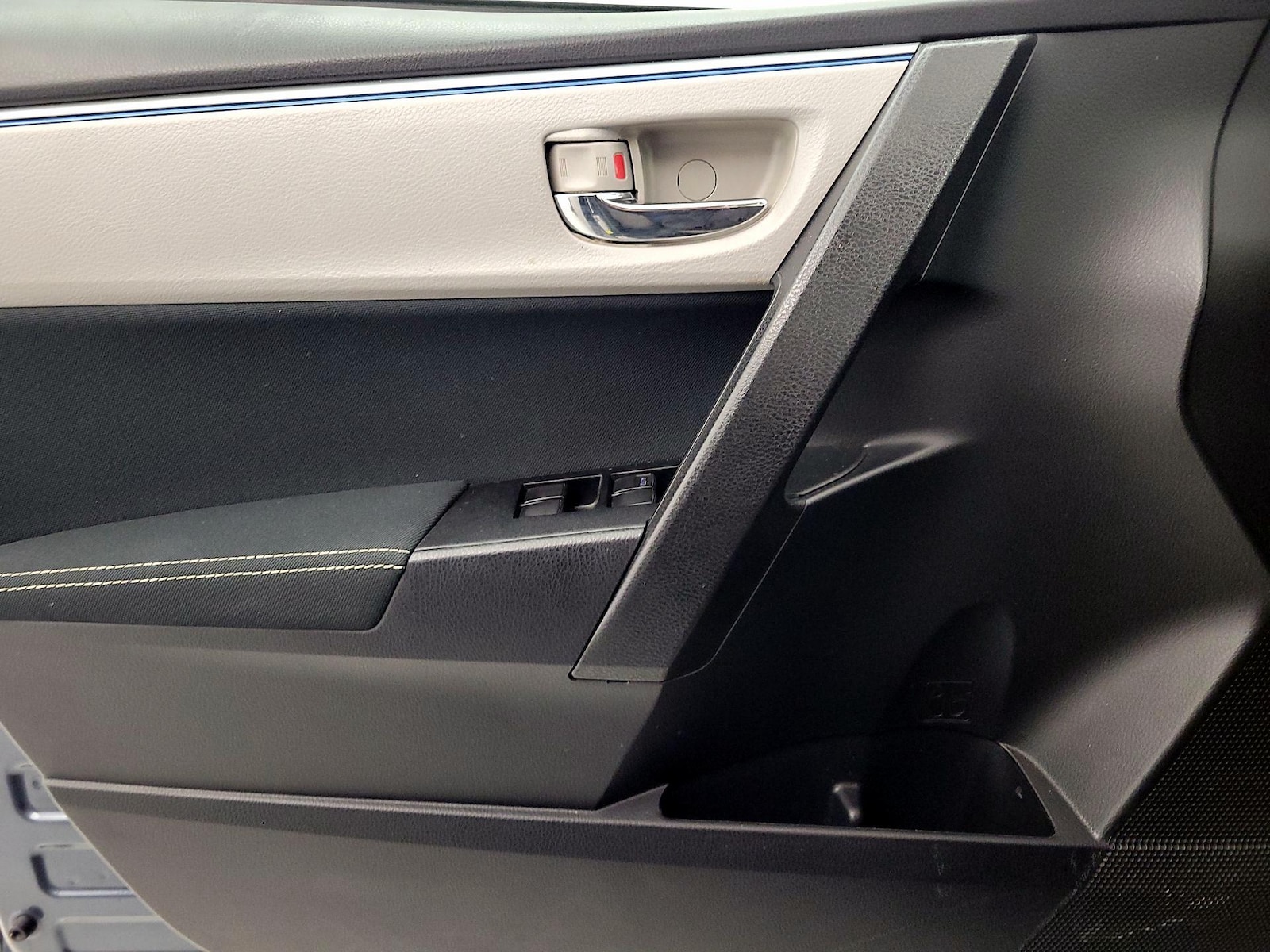 2015 Toyota Corolla LE - Photo 11