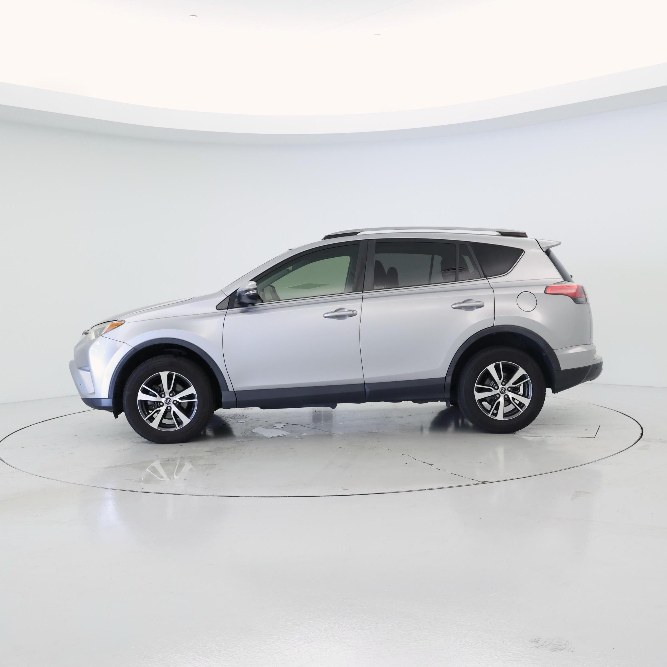 Thumbnail: 2018 Toyota RAV4 - 3
