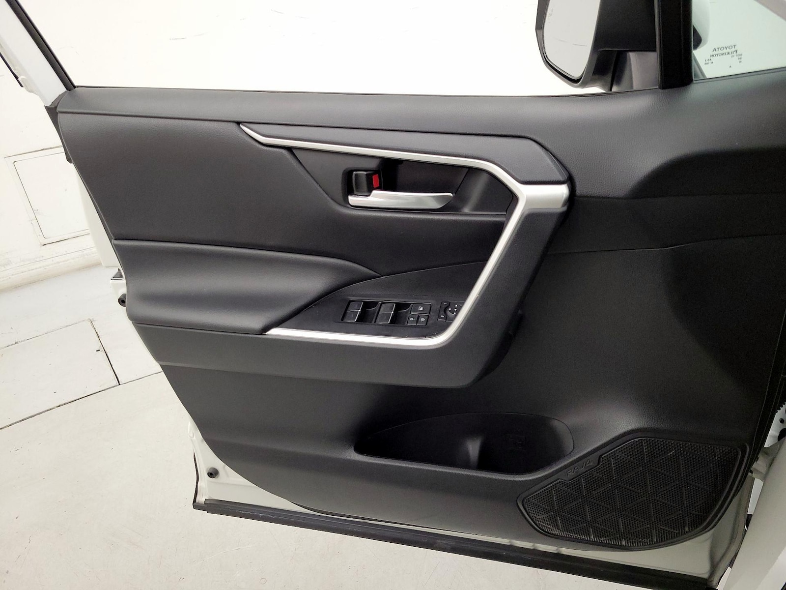 2022 Toyota RAV4 XLE - Photo 13