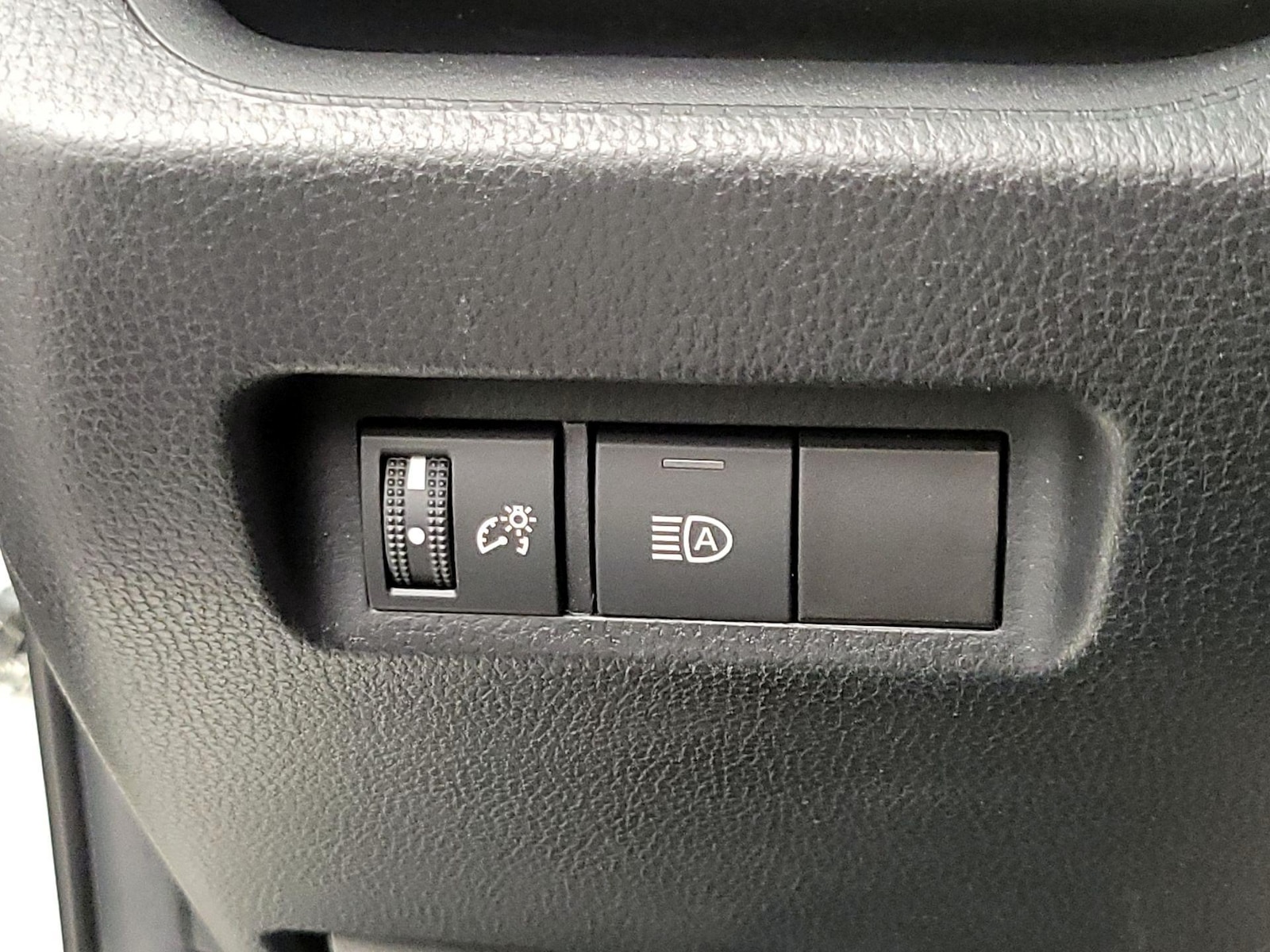 2022 Toyota RAV4 XLE - Photo 14