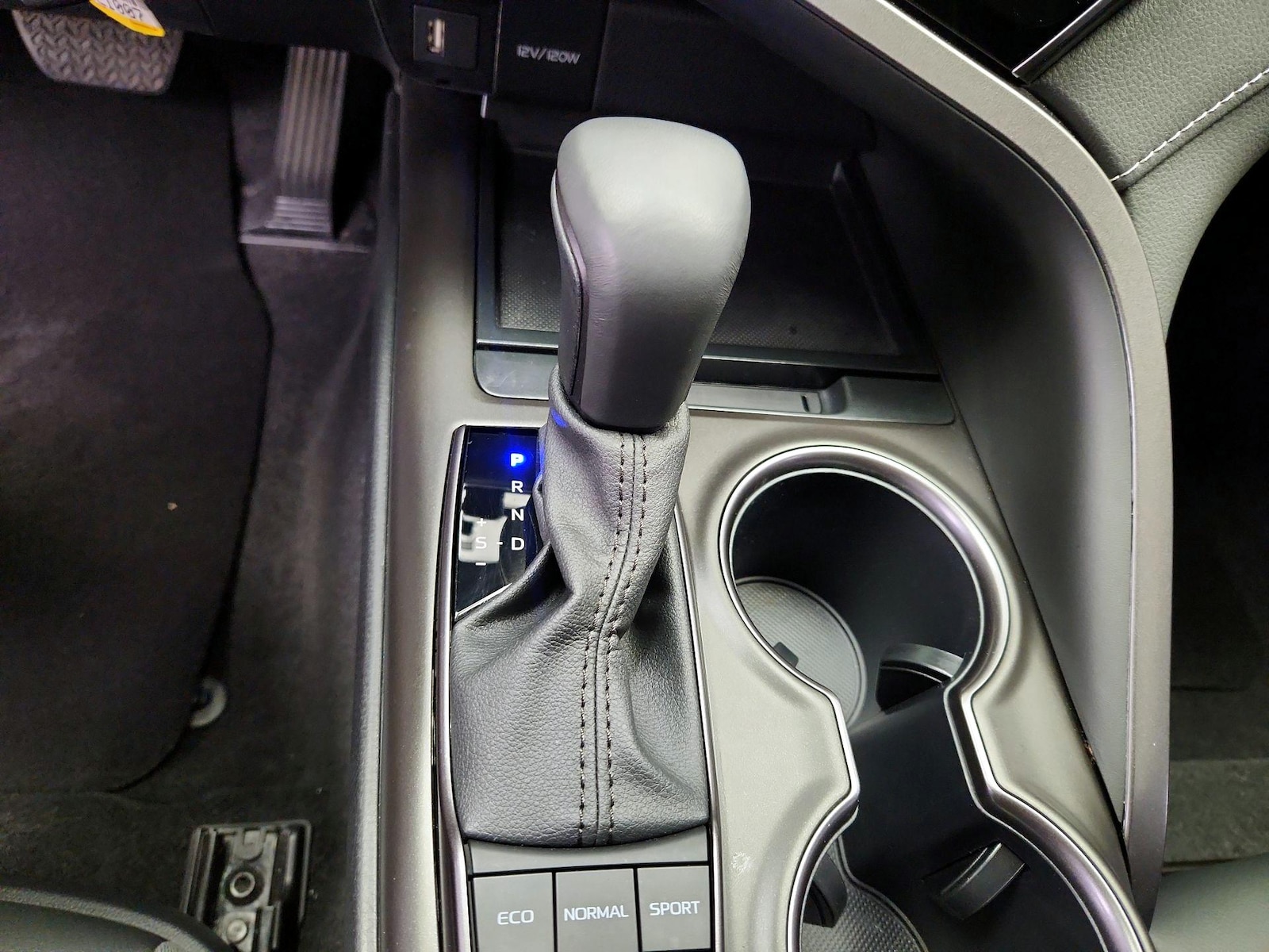 2024 Toyota Camry SE - Photo 18