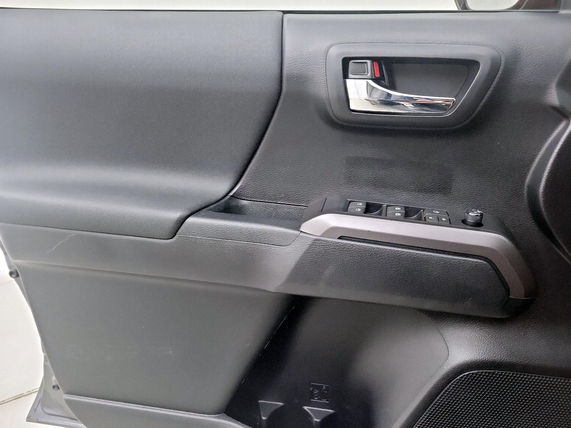 Thumbnail: 2020 Toyota Tacoma - 12