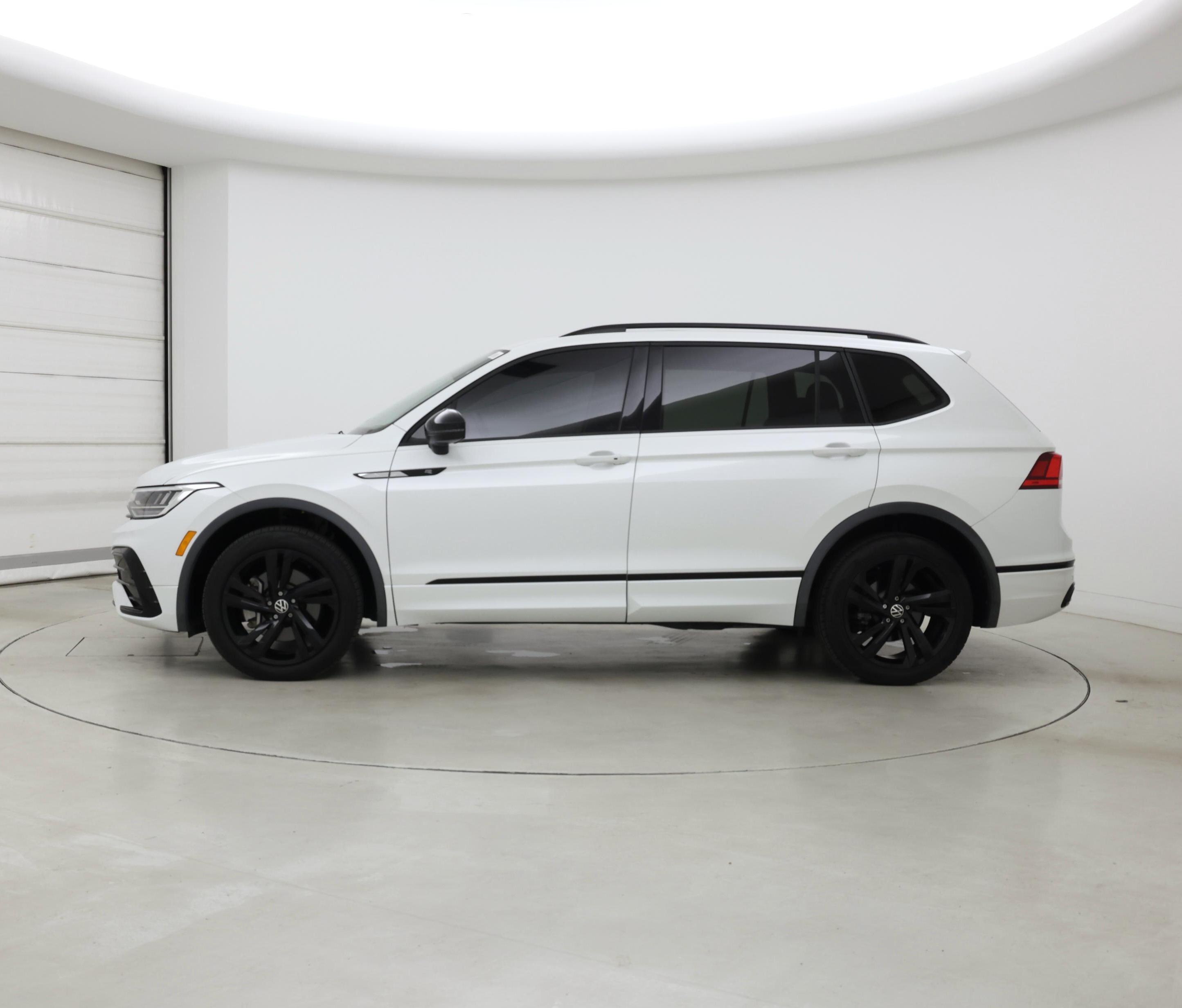 Thumbnail: 2023 Volkswagen Tiguan - 3