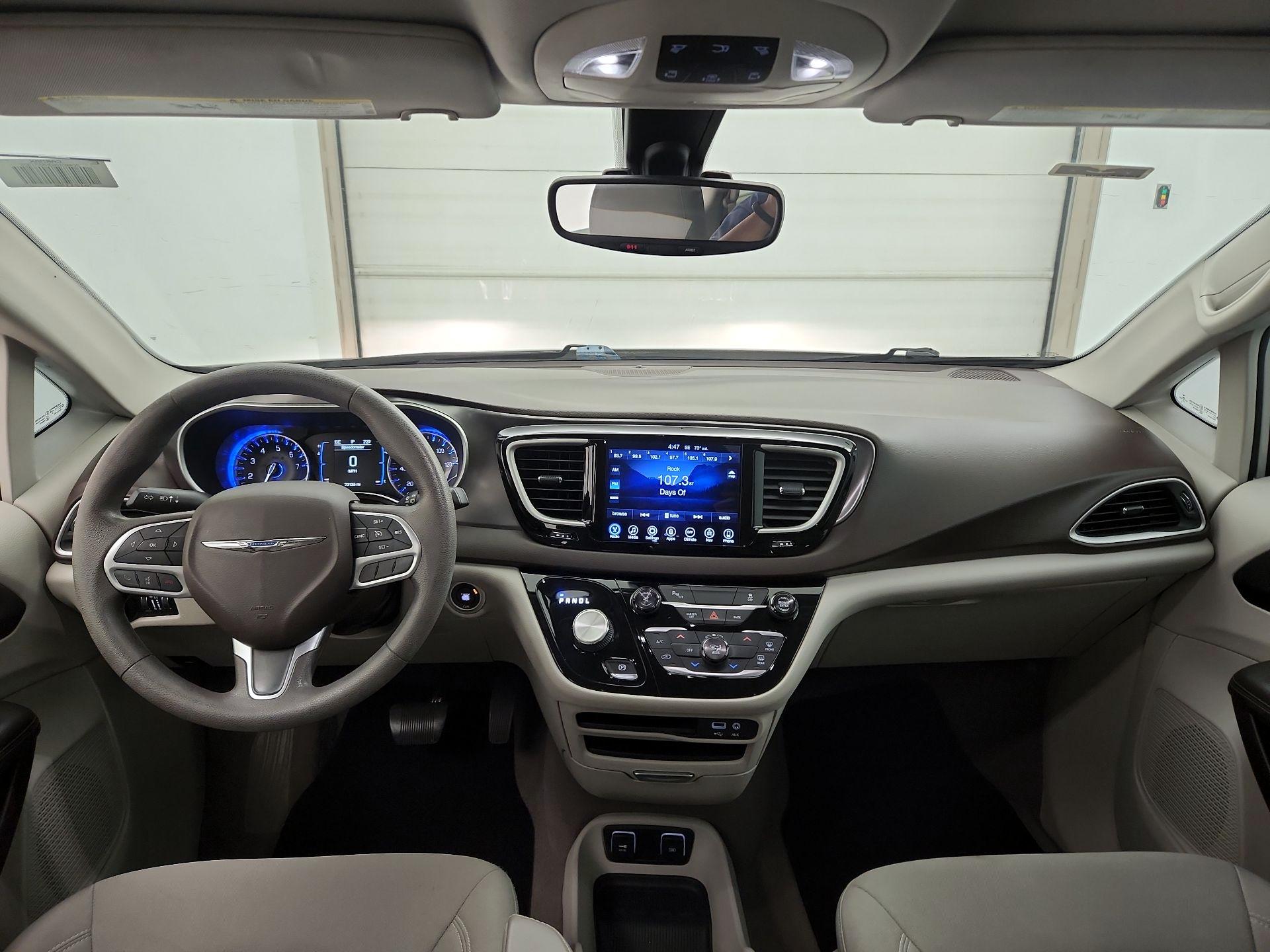 Thumbnail: 2017 Chrysler Pacifica - 9