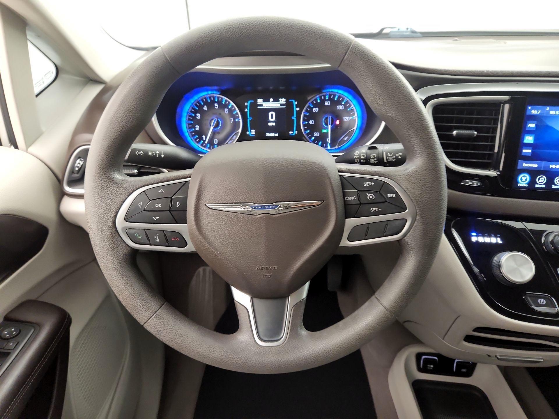 Thumbnail: 2017 Chrysler Pacifica - 10