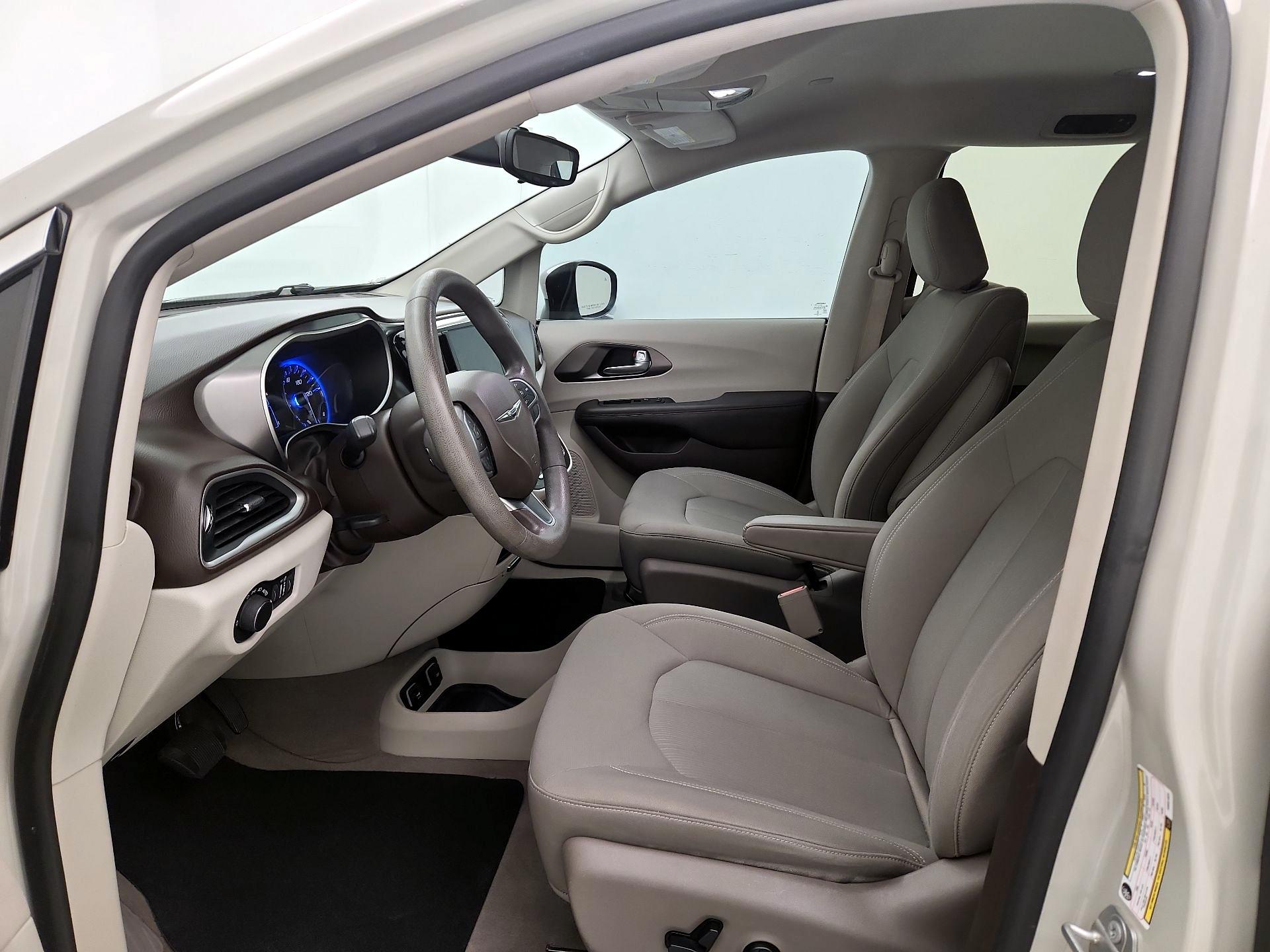 Thumbnail: 2017 Chrysler Pacifica - 11