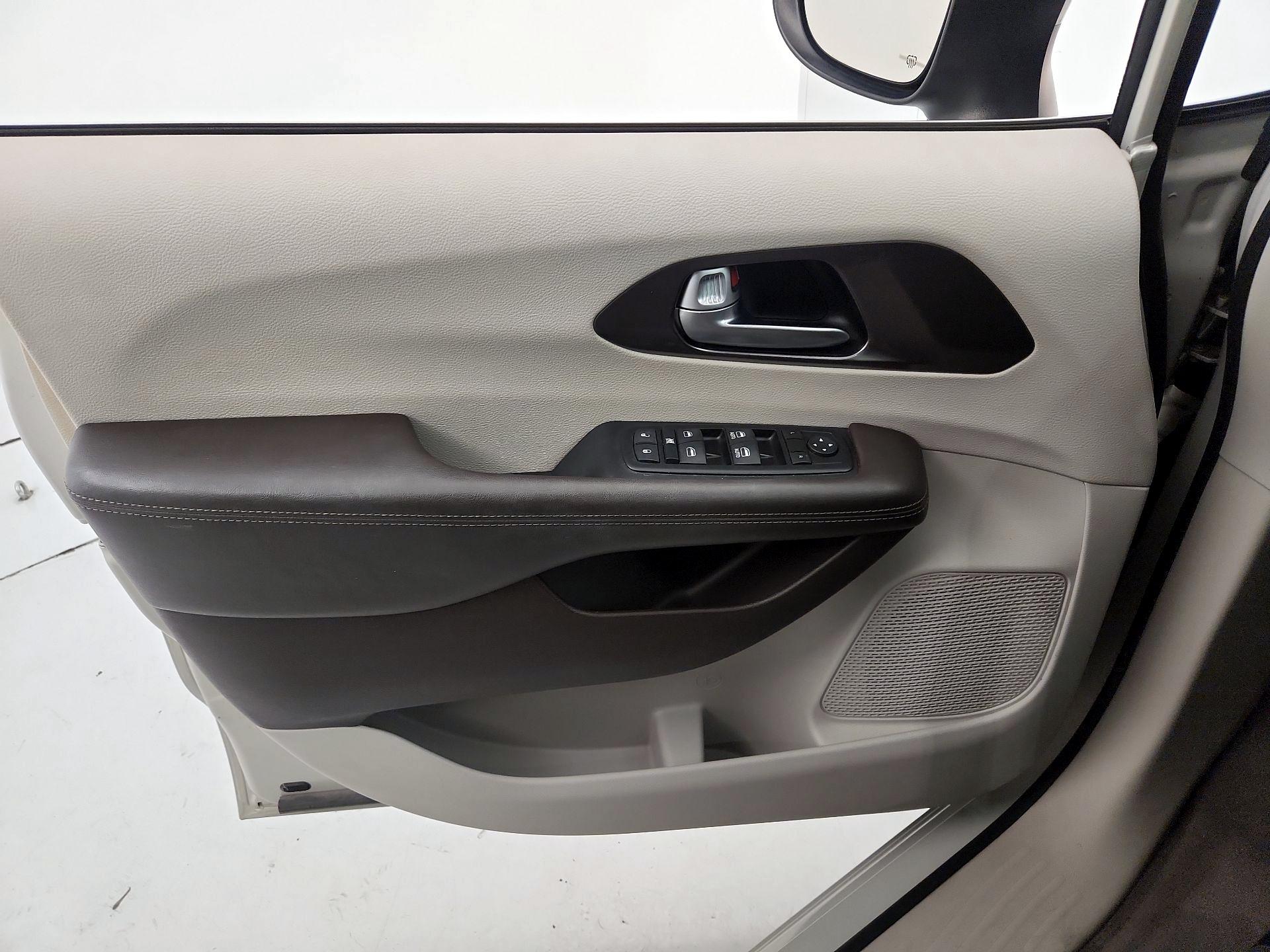 Thumbnail: 2017 Chrysler Pacifica - 12