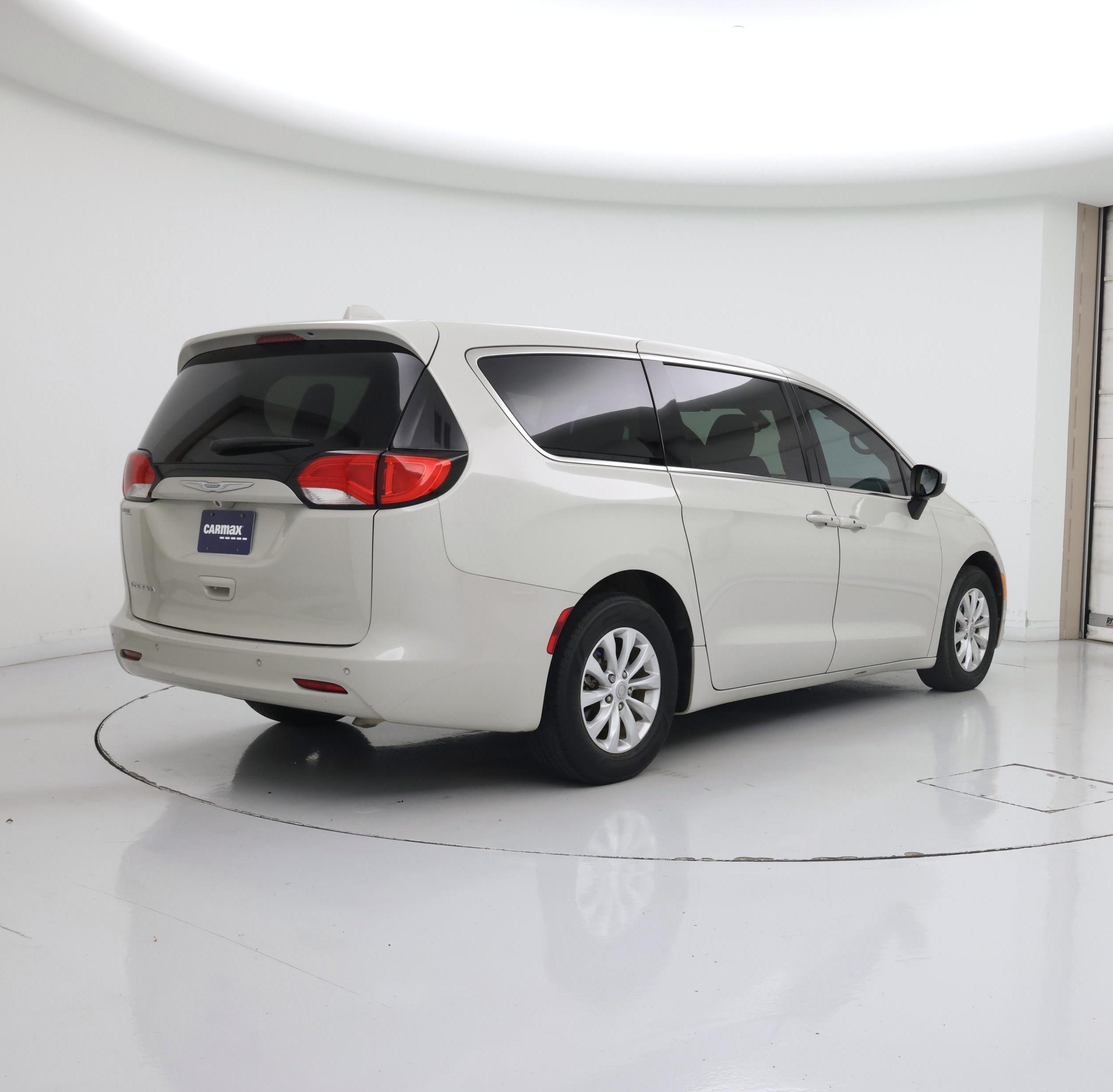 Thumbnail: 2017 Chrysler Pacifica - 3