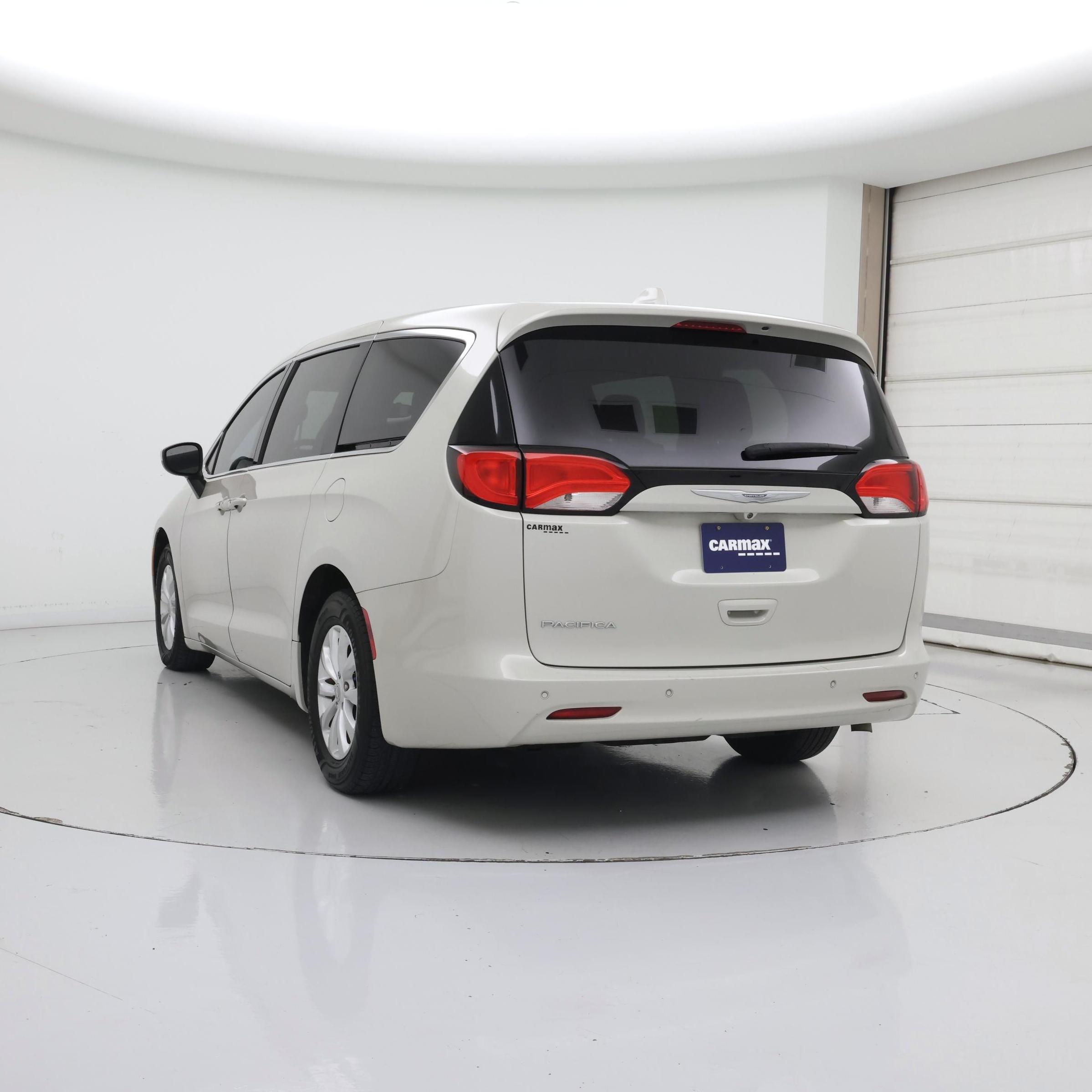 Thumbnail: 2017 Chrysler Pacifica - 4